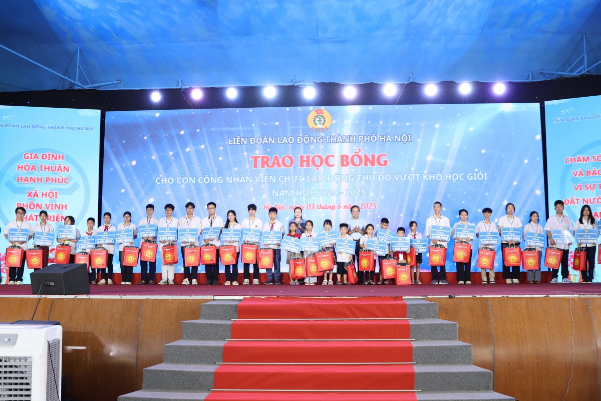 LĐLĐ TP Hà Nội: Biểu dương 100 gia đình công nhân viên chức lao động Thủ đô tiêu biểu năm 2025 - ảnh 6