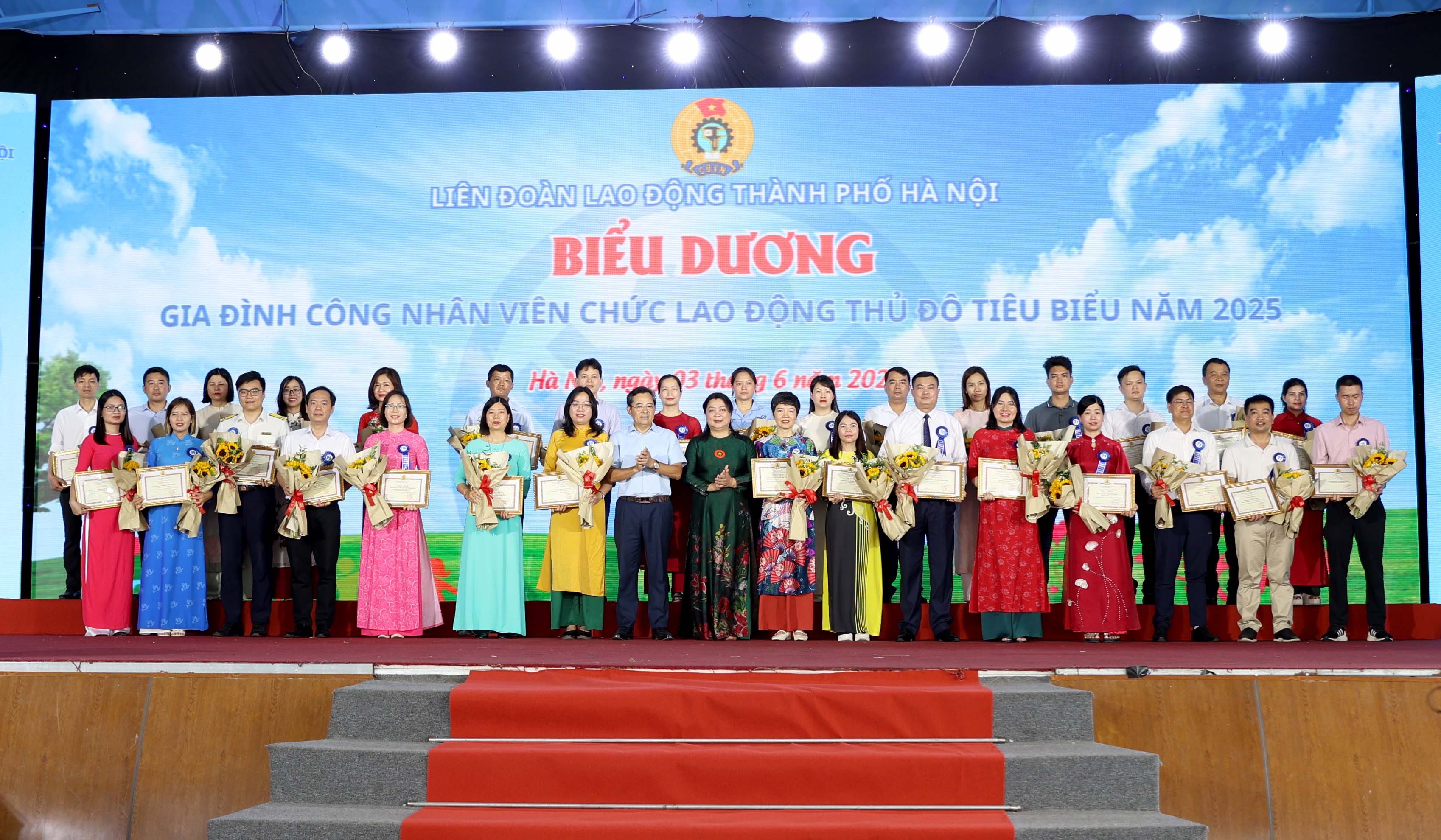 LĐLĐ TP Hà Nội: Biểu dương 100 gia đình công nhân viên chức lao động Thủ đô tiêu biểu năm 2025 - ảnh 3