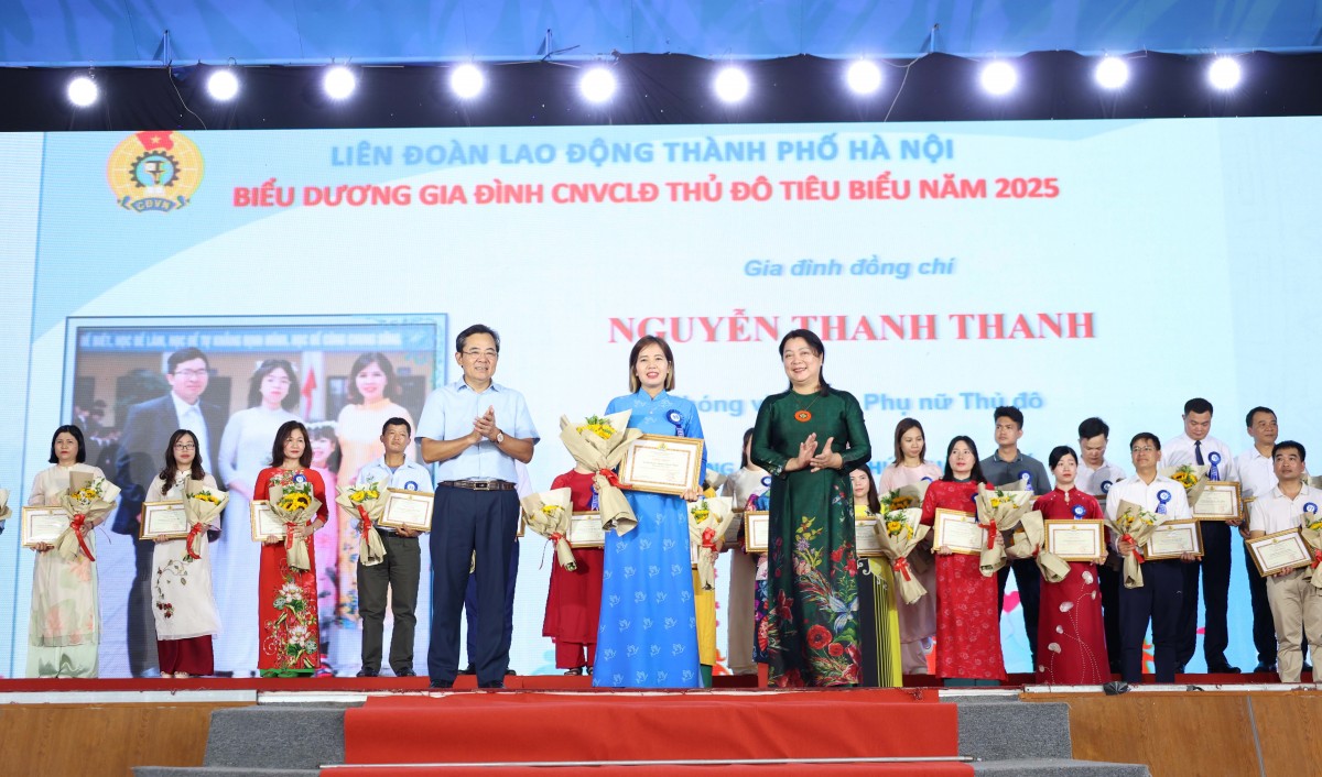 LĐLĐ TP Hà Nội: Biểu dương 100 gia đình công nhân viên chức lao động Thủ đô tiêu biểu năm 2025 - ảnh 4