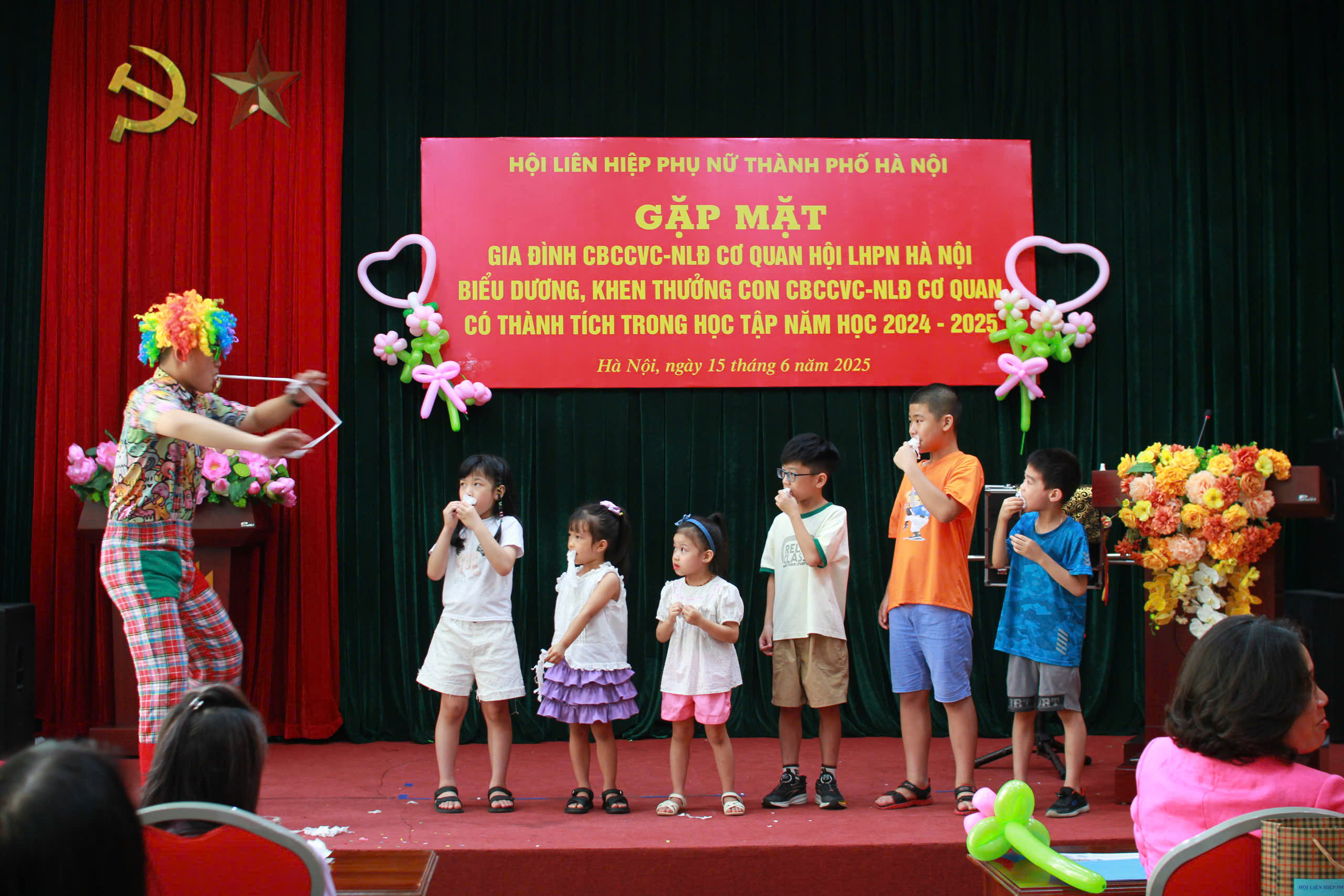 Gặp mặt, biểu dương khen thưởng con cán bộ, công chức viên chức, người lao động có thành tích trong học tập - ảnh 7