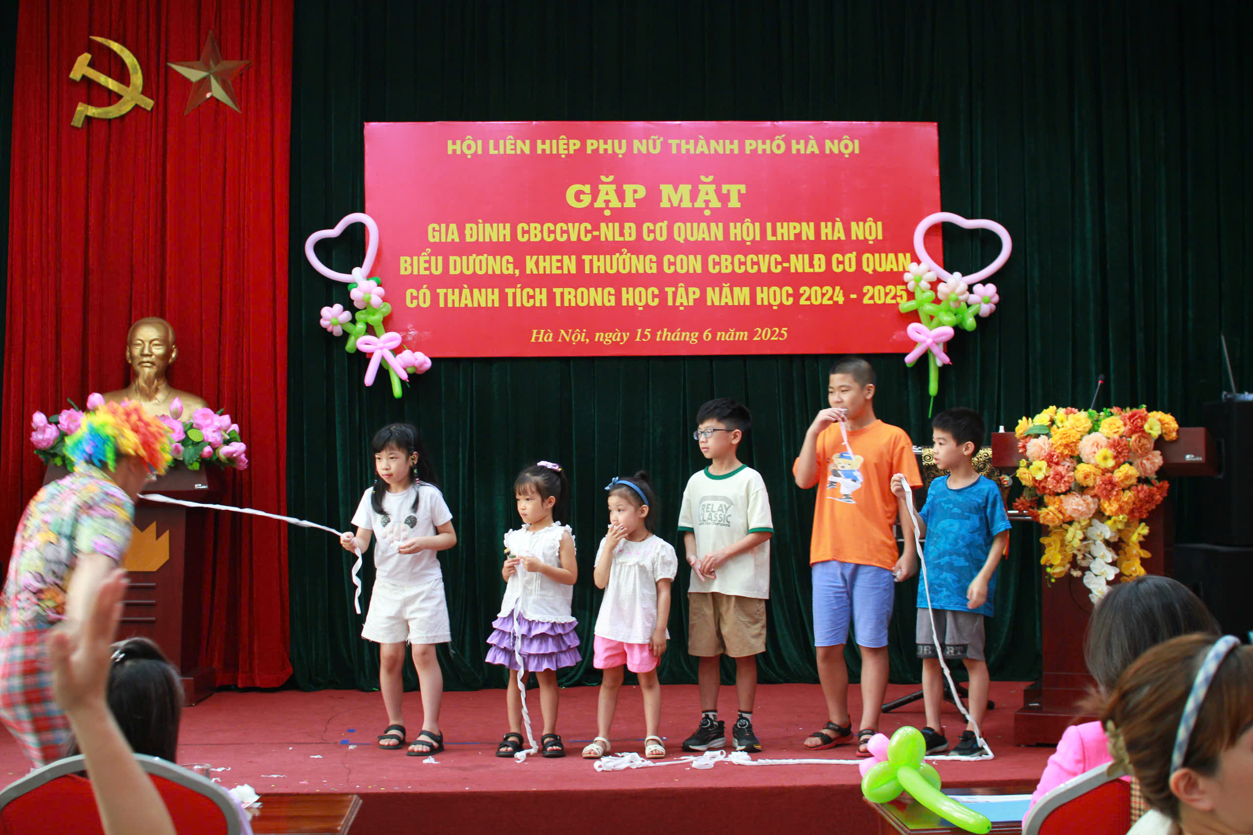 Gặp mặt, biểu dương khen thưởng con cán bộ, công chức viên chức, người lao động có thành tích trong học tập - ảnh 8