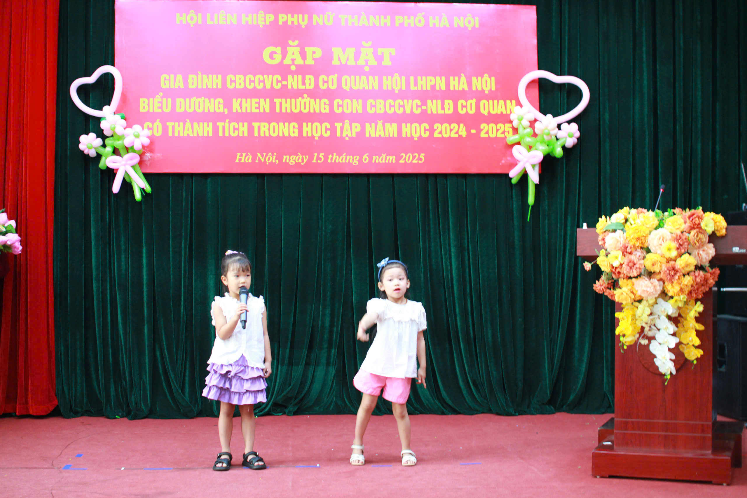 Gặp mặt, biểu dương khen thưởng con cán bộ, công chức viên chức, người lao động có thành tích trong học tập - ảnh 9