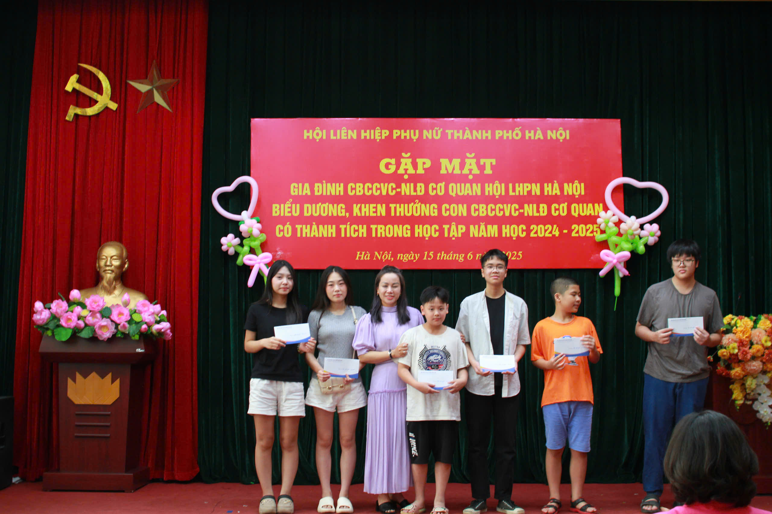 Gặp mặt, biểu dương khen thưởng con cán bộ, công chức viên chức, người lao động có thành tích trong học tập - ảnh 4