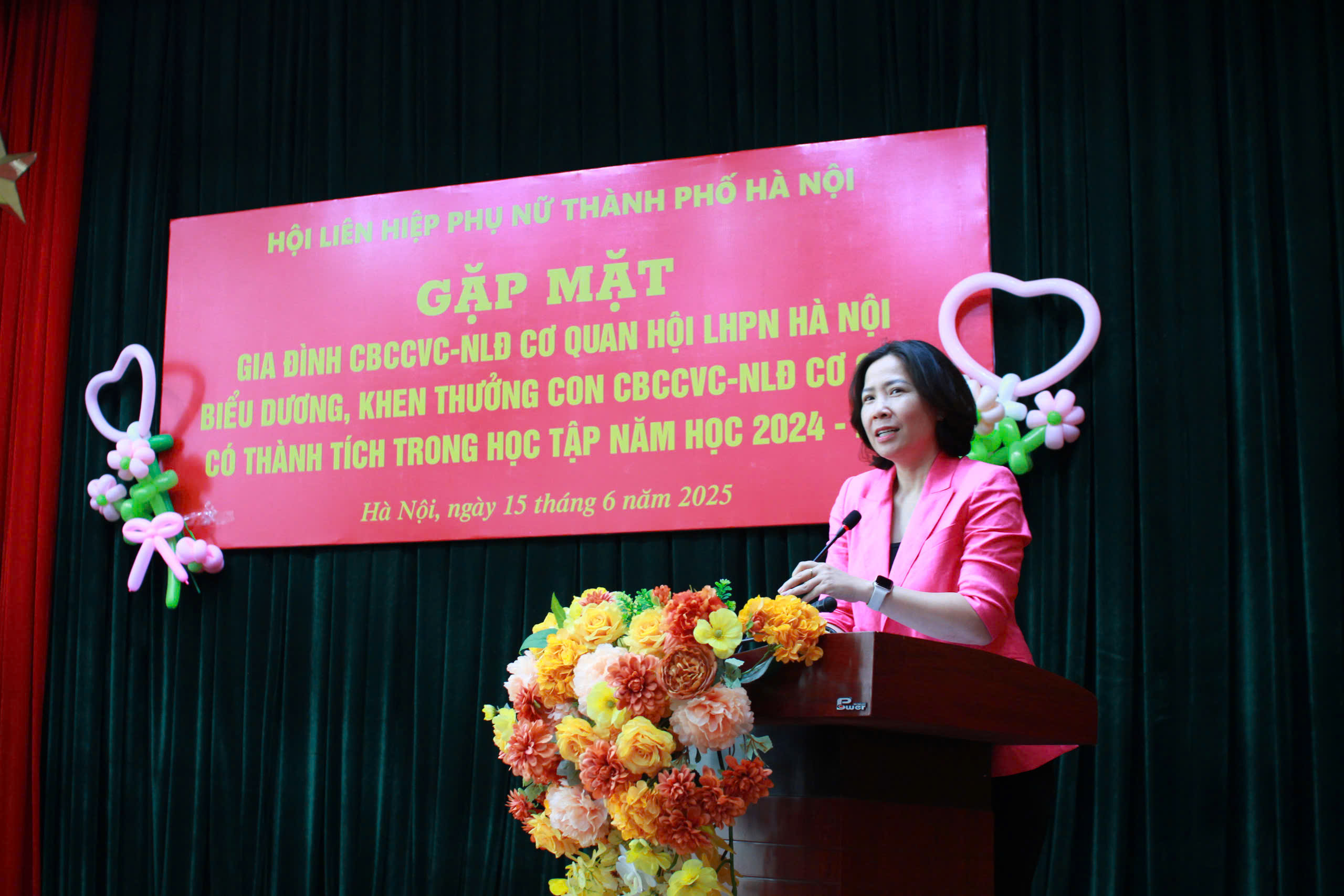 Gặp mặt, biểu dương khen thưởng con cán bộ, công chức viên chức, người lao động có thành tích trong học tập - ảnh 2