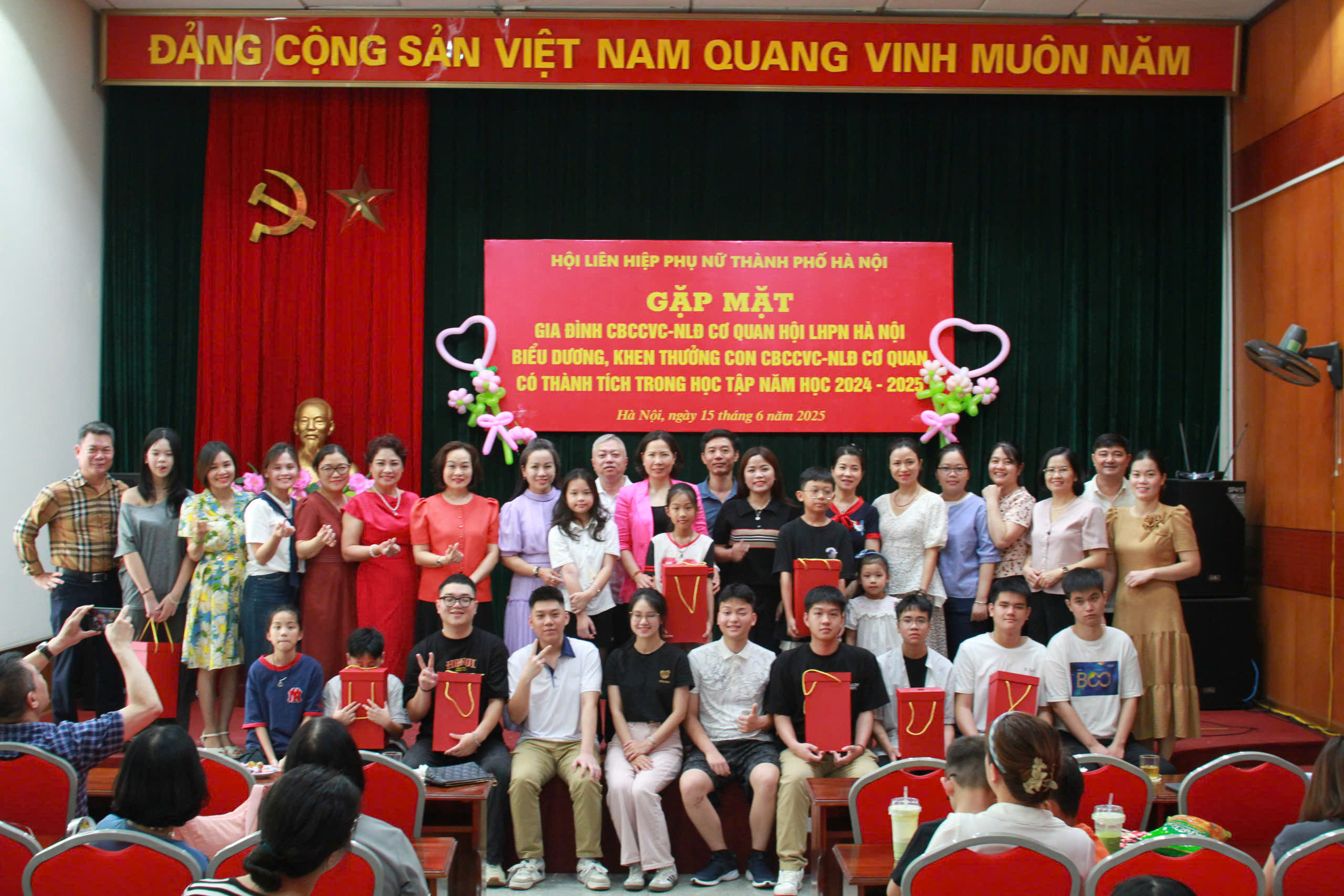 Gặp mặt, biểu dương khen thưởng con cán bộ, công chức viên chức, người lao động có thành tích trong học tập - ảnh 1