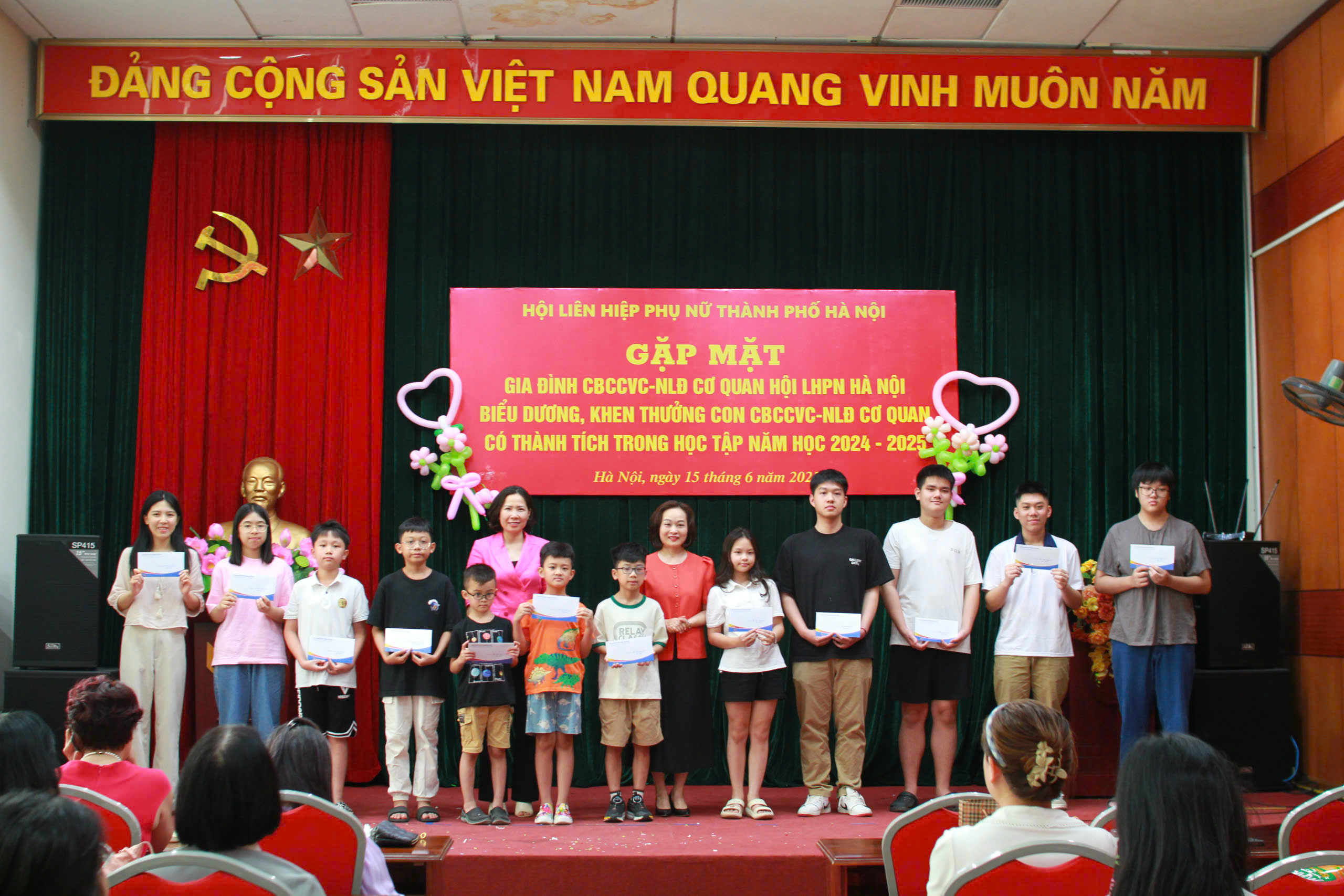 Gặp mặt, biểu dương khen thưởng con cán bộ, công chức viên chức, người lao động có thành tích trong học tập - ảnh 3