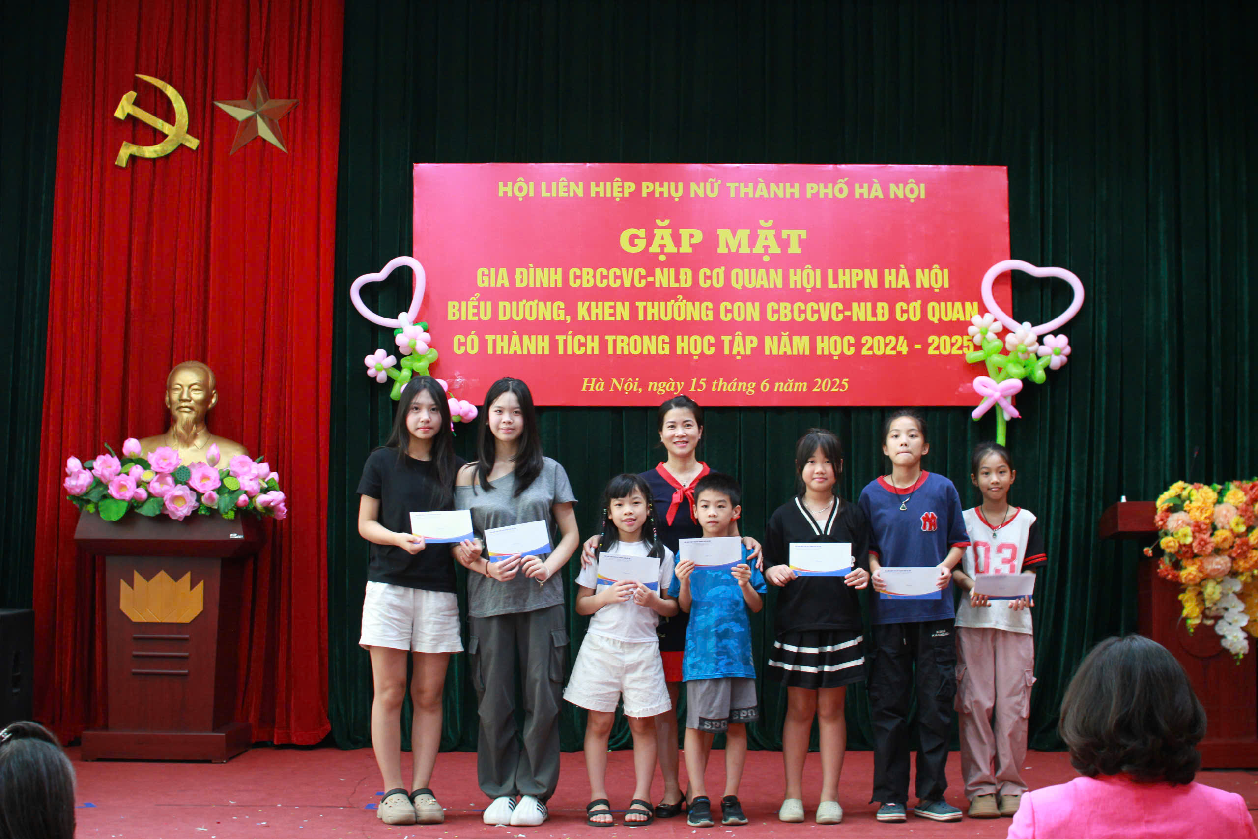 Gặp mặt, biểu dương khen thưởng con cán bộ, công chức viên chức, người lao động có thành tích trong học tập - ảnh 5