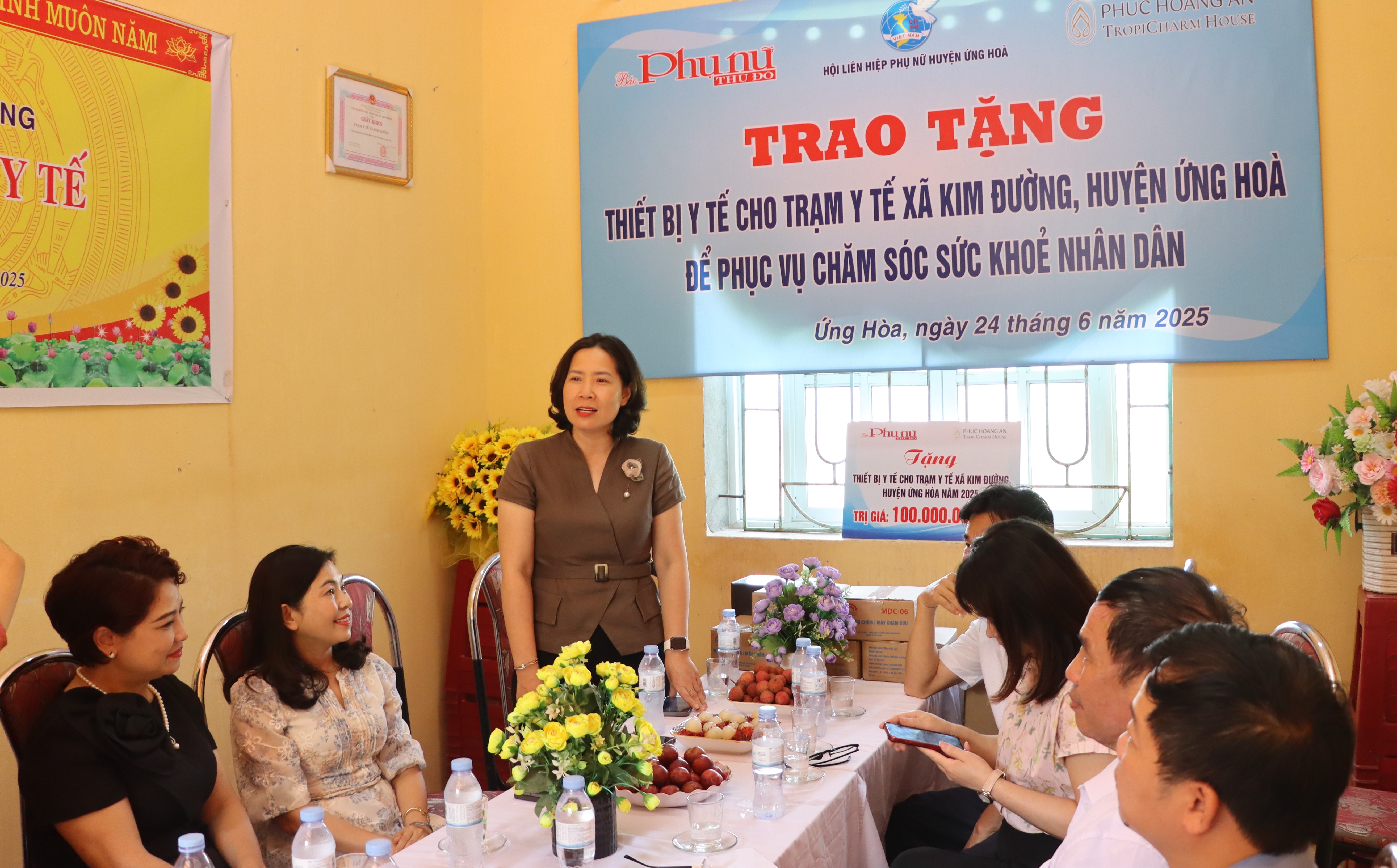 Báo Phụ nữ Thủ đô trao tặng thiết bị trị giá 100 triệu đồng cho Trạm y tế xã Kim Đường, huyện Ứng Hòa - ảnh 2