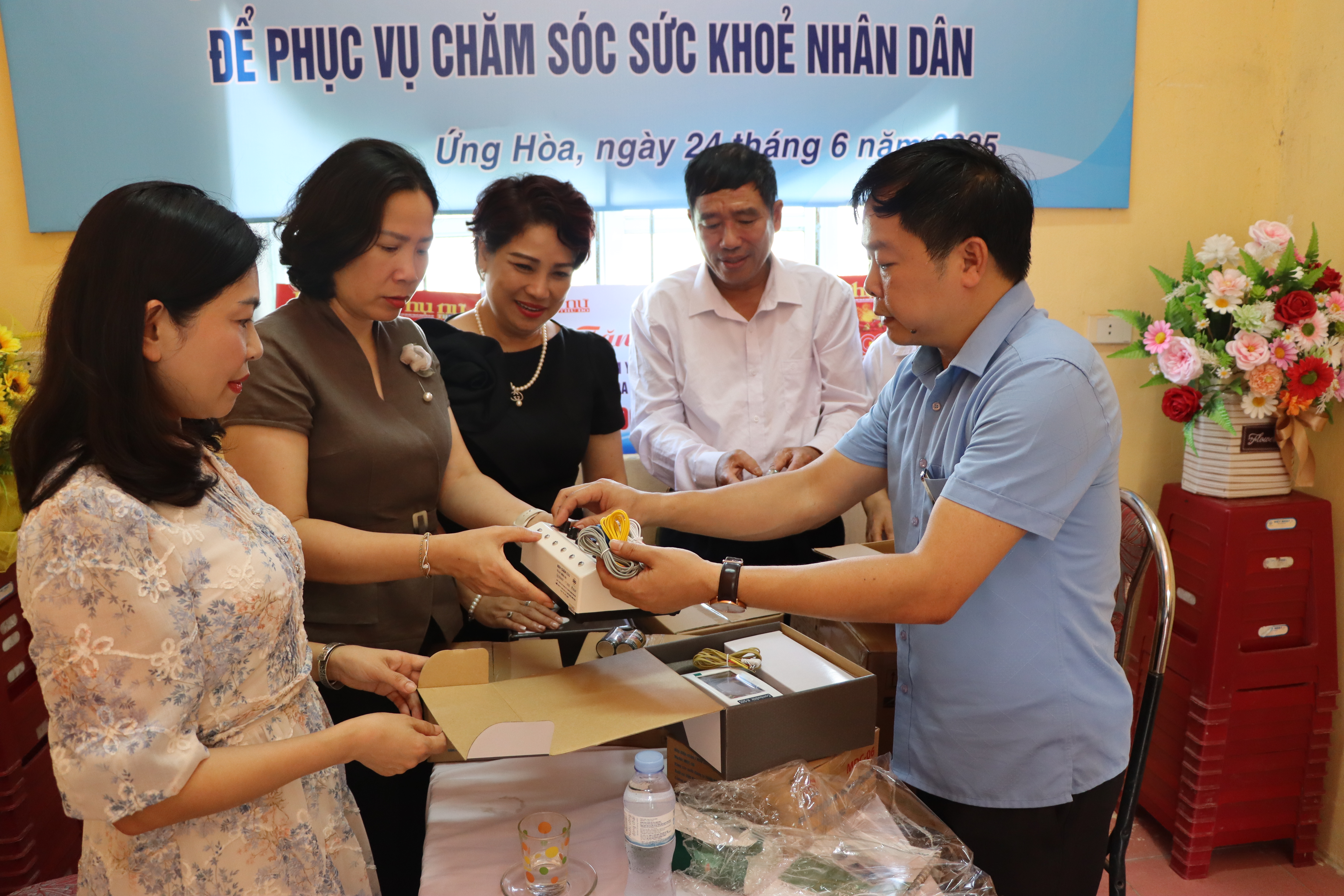 Báo Phụ nữ Thủ đô trao tặng thiết bị trị giá 100 triệu đồng cho Trạm y tế xã Kim Đường, huyện Ứng Hòa - ảnh 7