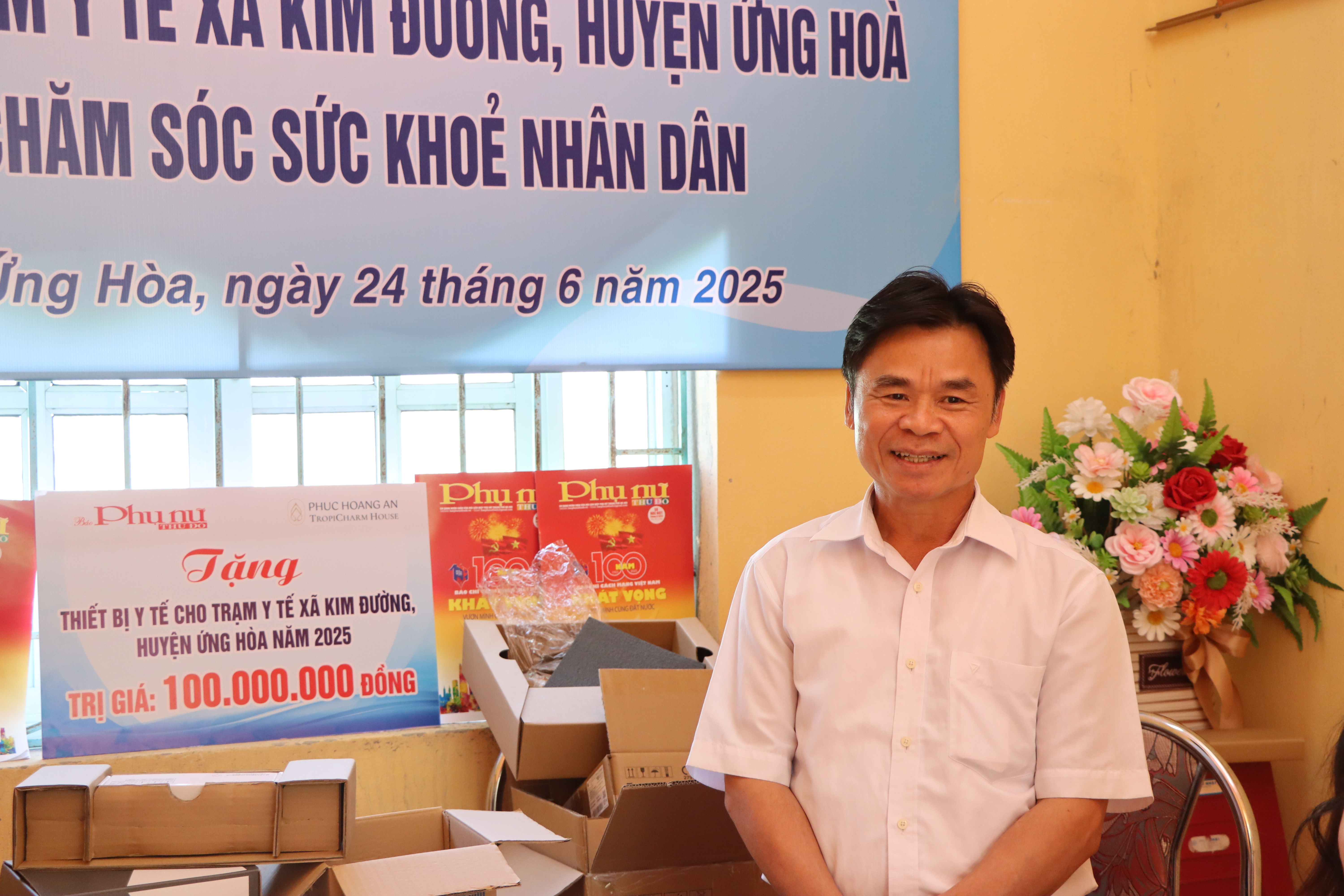 Báo Phụ nữ Thủ đô trao tặng thiết bị trị giá 100 triệu đồng cho Trạm y tế xã Kim Đường, huyện Ứng Hòa - ảnh 4