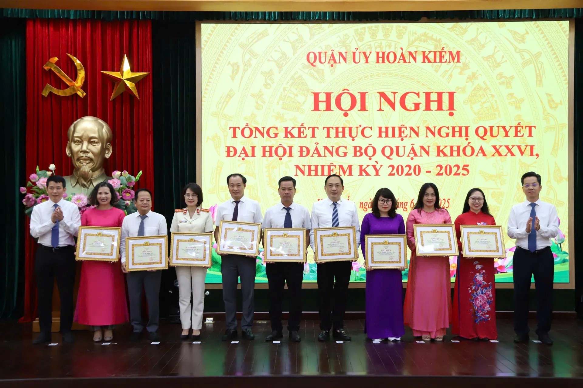 Quận Hoàn Kiếm: Đơn vị đầu tiên triển khai thí điểm nhiều ứng dụng thông minh - ảnh 1