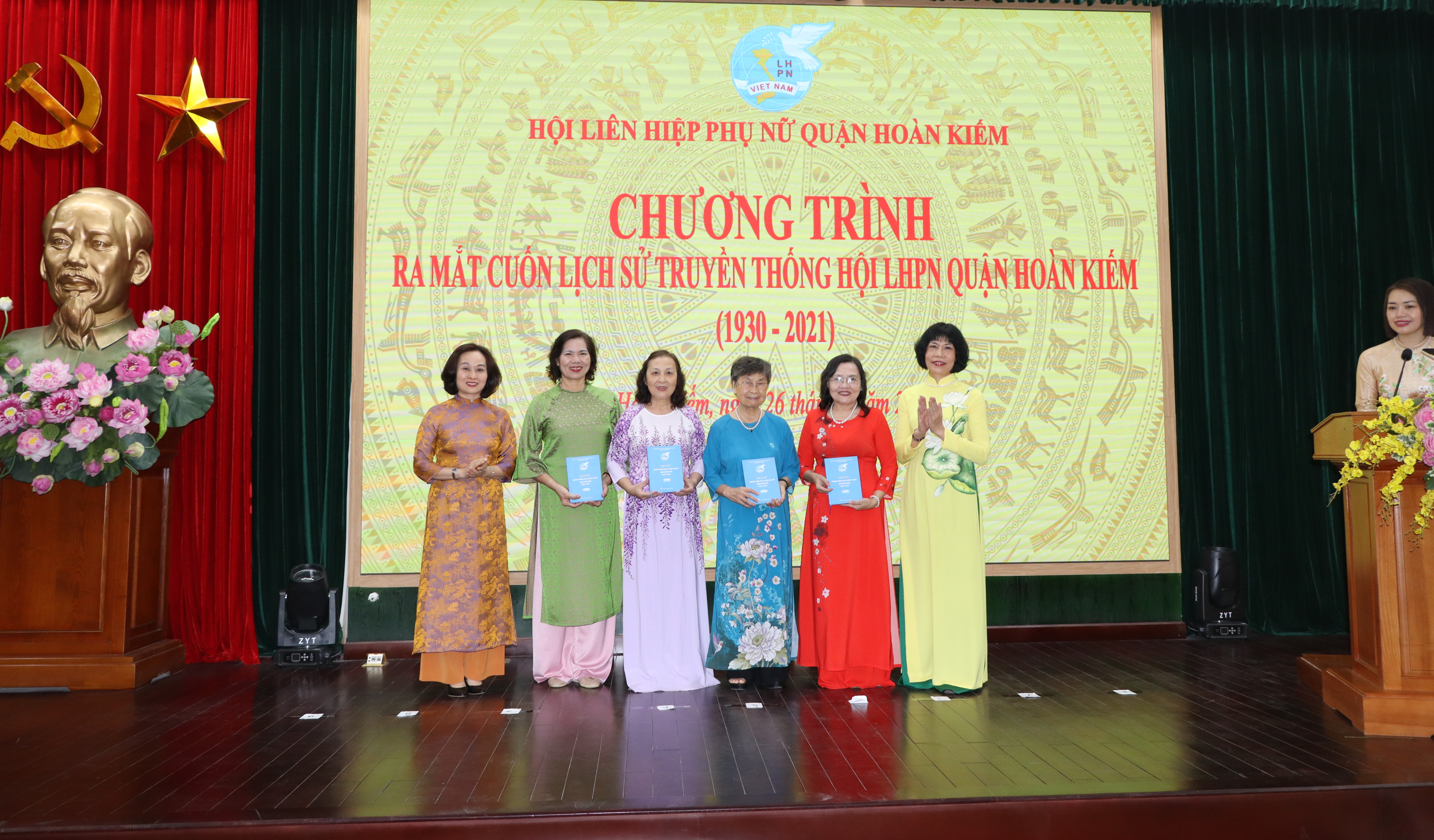 Hội LHPN quận Hoàn Kiếm: Ra mắt cuốn lịch sử truyền thống Hội LHPN quận Hoàn Kiếm (1930-2021) - ảnh 1