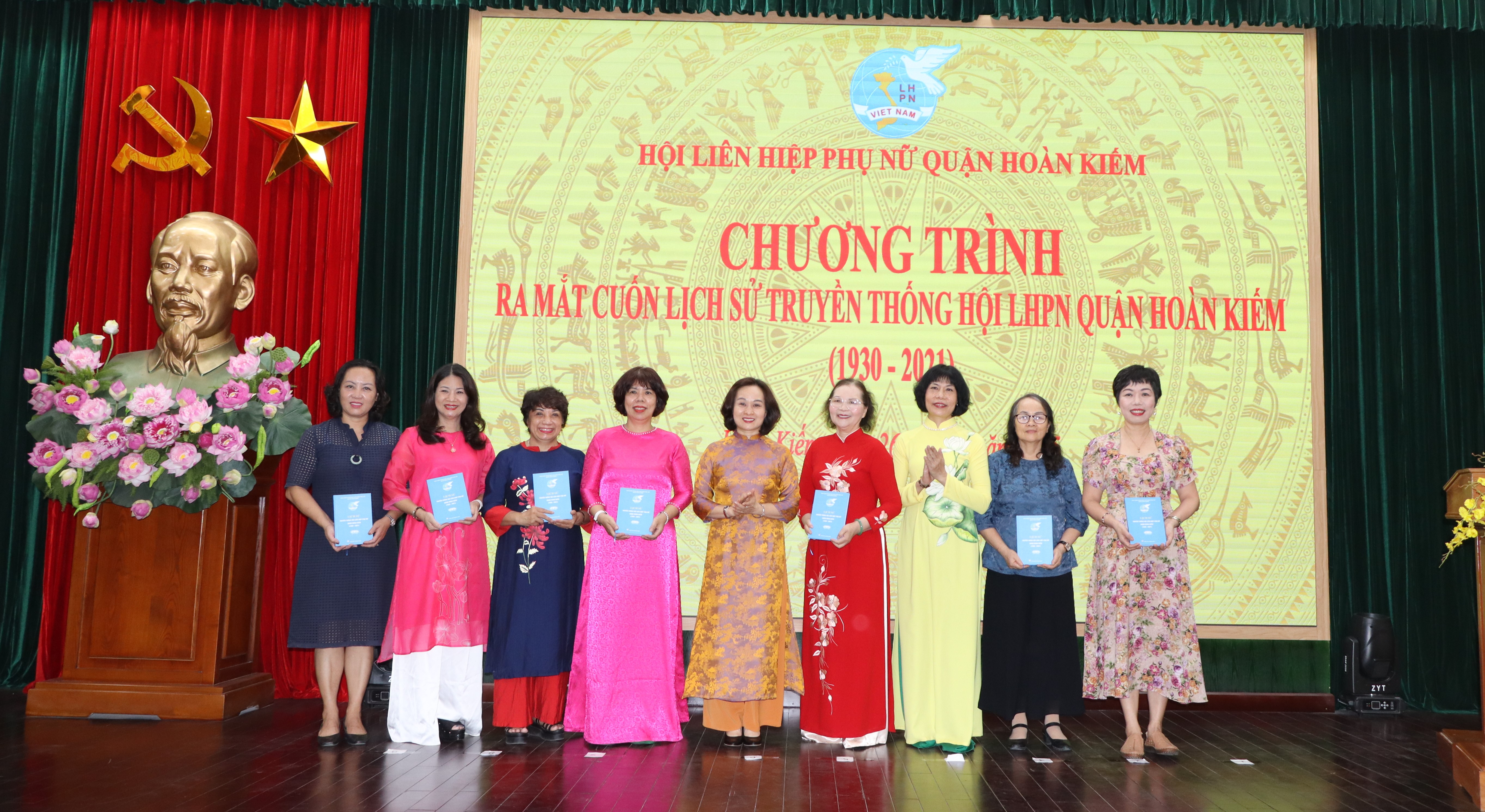 Hội LHPN quận Hoàn Kiếm: Ra mắt cuốn lịch sử truyền thống Hội LHPN quận Hoàn Kiếm (1930-2021) - ảnh 9