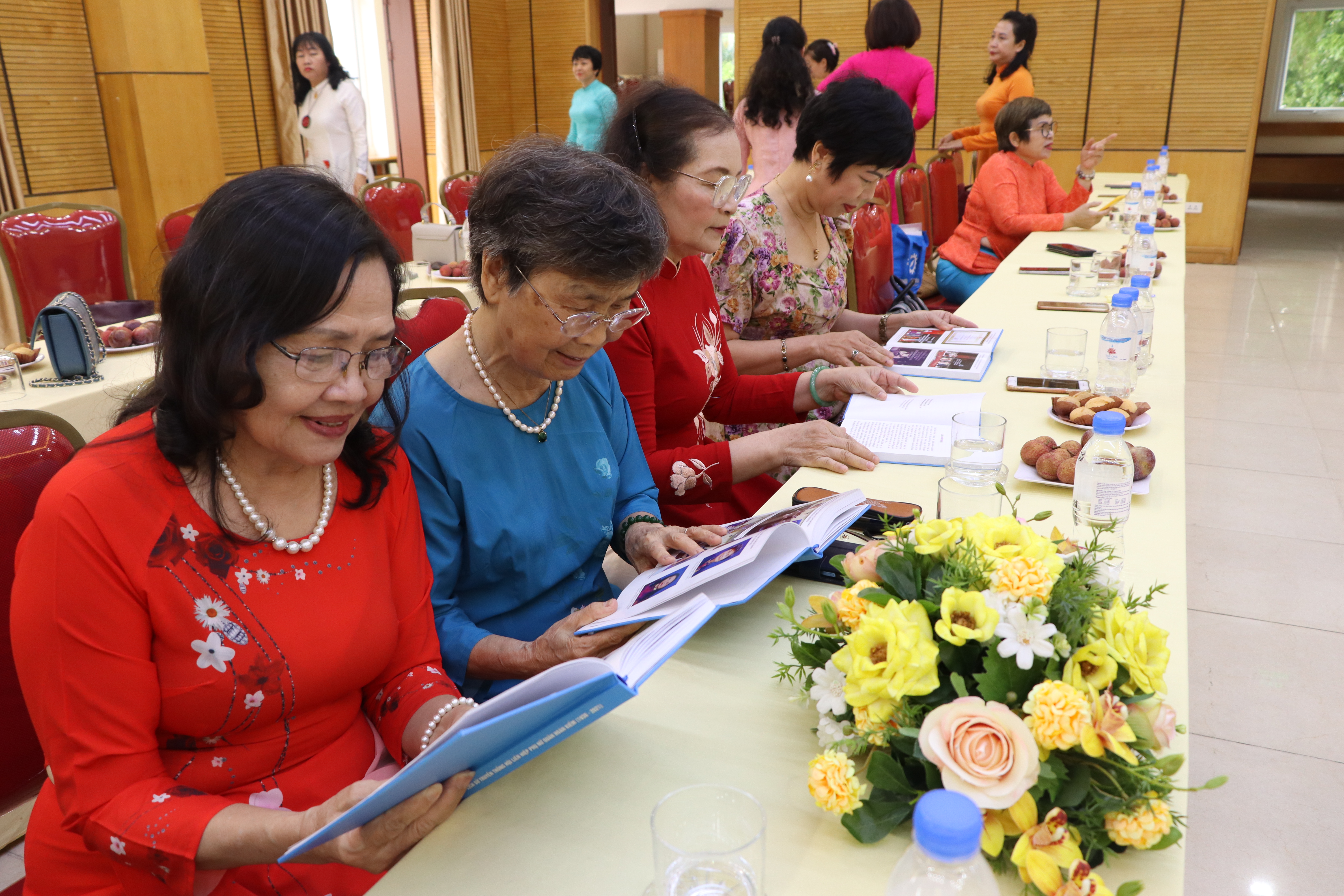 Hội LHPN quận Hoàn Kiếm: Ra mắt cuốn lịch sử truyền thống Hội LHPN quận Hoàn Kiếm (1930-2021) - ảnh 6