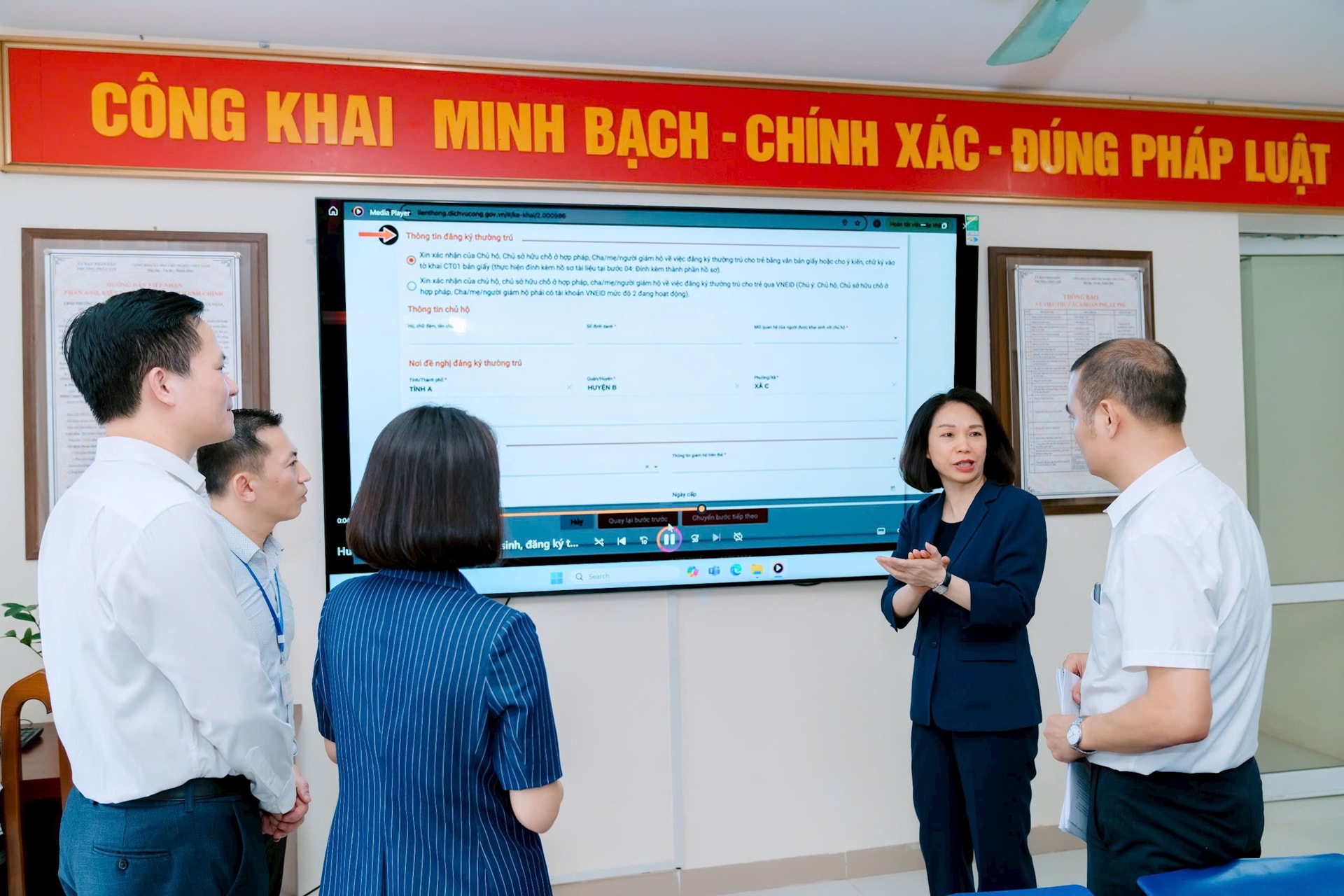 Phó Chủ tịch UBND TP Hà Nội Vũ Thu Hà kiểm tra thực tế vận hành thử nghiệm mô hình chính quyền mới tại quận Long Biên - ảnh 1