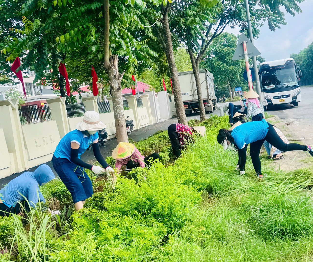 Các xã, phường đồng loạt ra quân tổng vệ sinh môi trường cho buổi lễ công bố vận hành chính quyền 2 cấp - ảnh 2