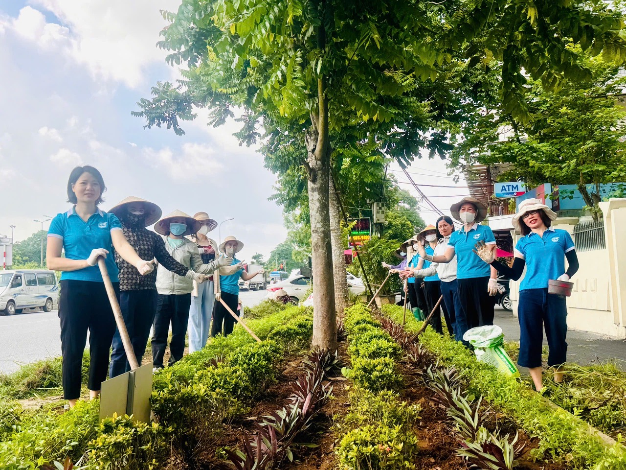 Các xã, phường đồng loạt ra quân tổng vệ sinh môi trường cho buổi lễ công bố vận hành chính quyền 2 cấp - ảnh 1