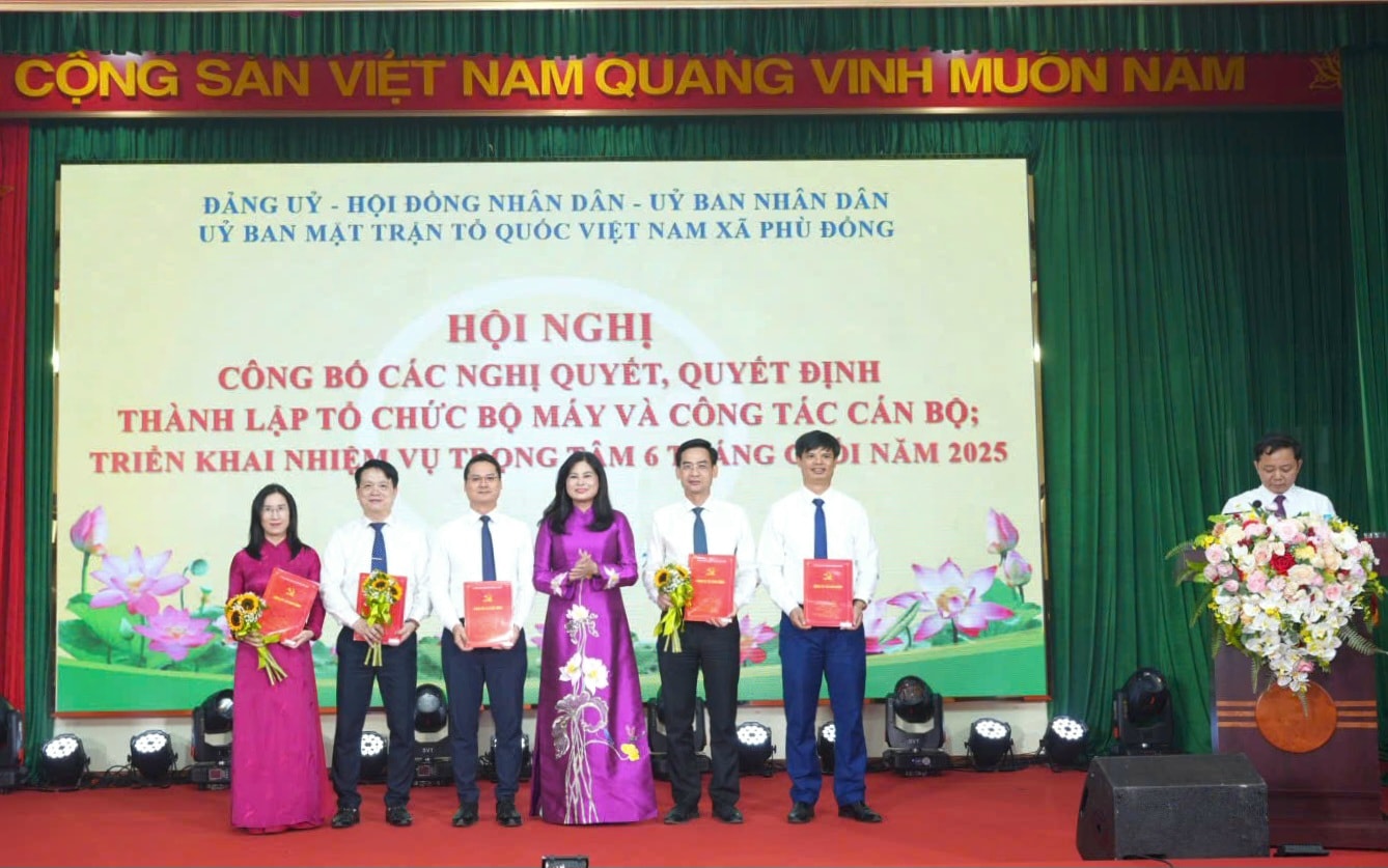 Xã Phù Đổng, TP Hà Nội công bố các quyết định về tổ chức bộ máy và công tác cán bộ - ảnh 1