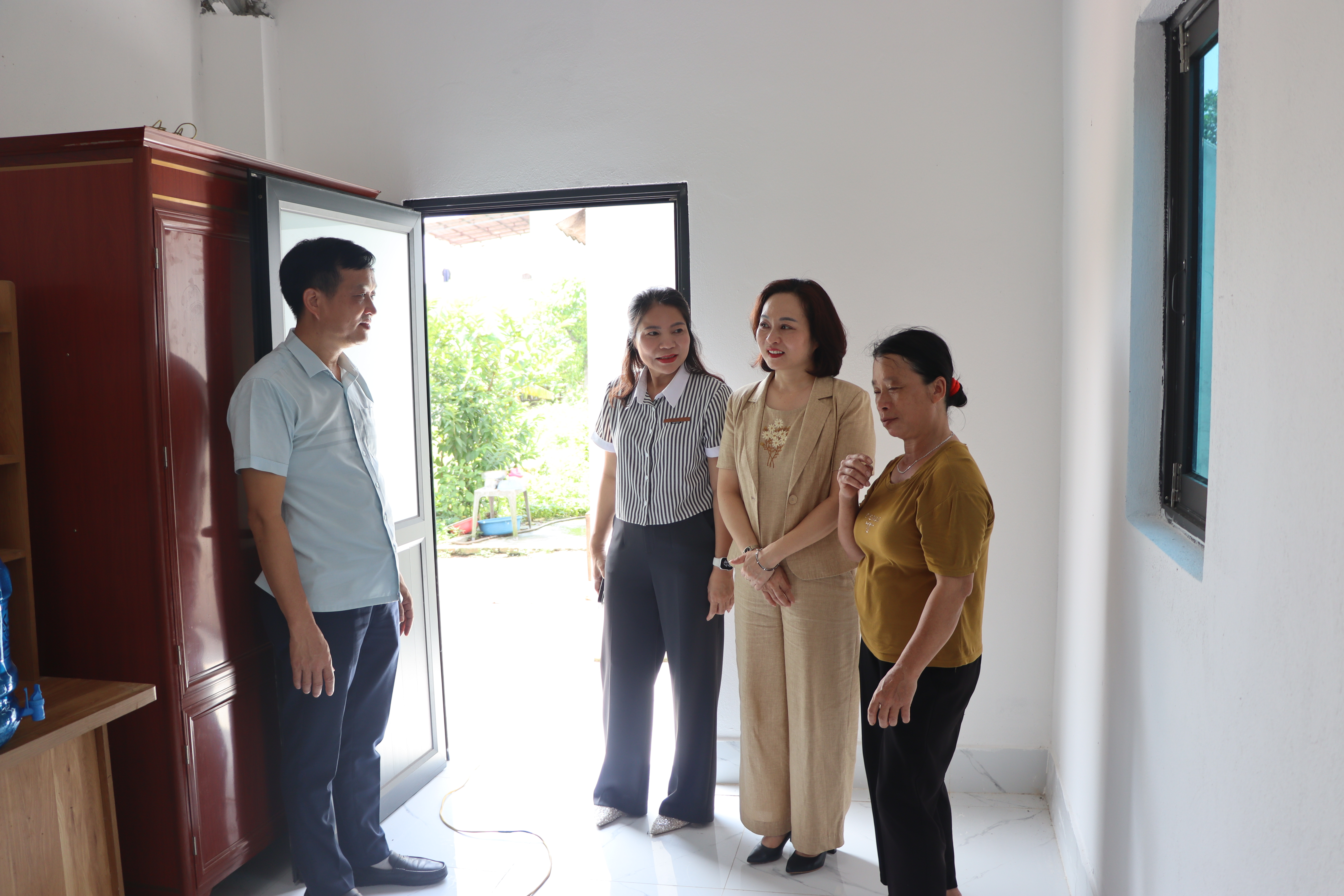 Hội LHPN Hà Nội: Bàn giao mái ấm tình thương cho hội viên phụ nữ có hoàn cảnh khó khăn xã Trung Giã - ảnh 10