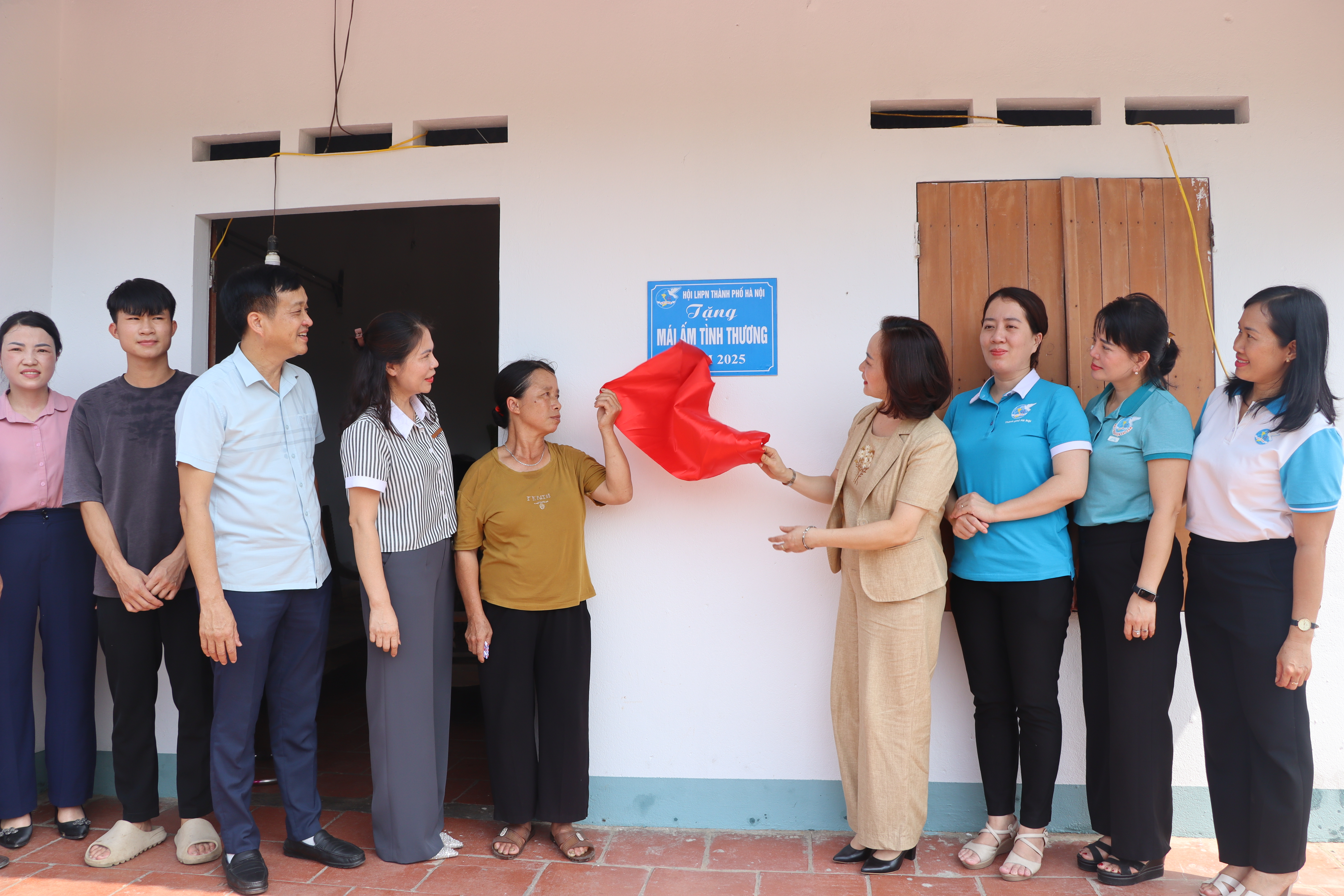 Hội LHPN Hà Nội: Bàn giao mái ấm tình thương cho hội viên phụ nữ có hoàn cảnh khó khăn xã Trung Giã - ảnh 5