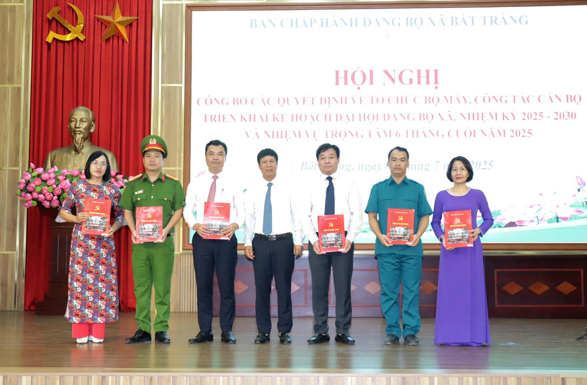 Xã Bát Tràng công bố các quyết định về tổ chức bộ máy và nhân sự - ảnh 1