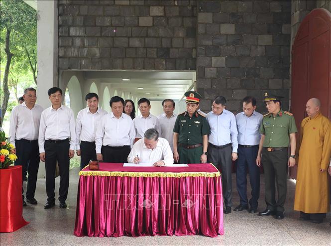 Tổng Bí thư Tô Lâm dâng hương tưởng niệm các Anh hùng, Liệt sĩ tại Điện Biên - ảnh 6