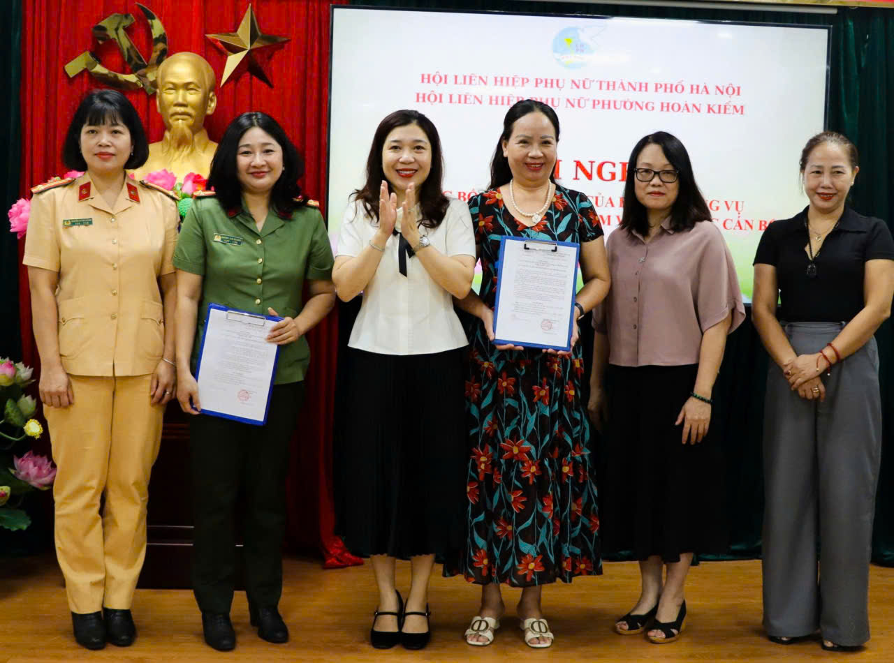 Hội LHPN phường Hoàn Kiếm ra mắt 2 chi hội phụ nữ Công an phường và chợ Đồng Xuân - ảnh 3