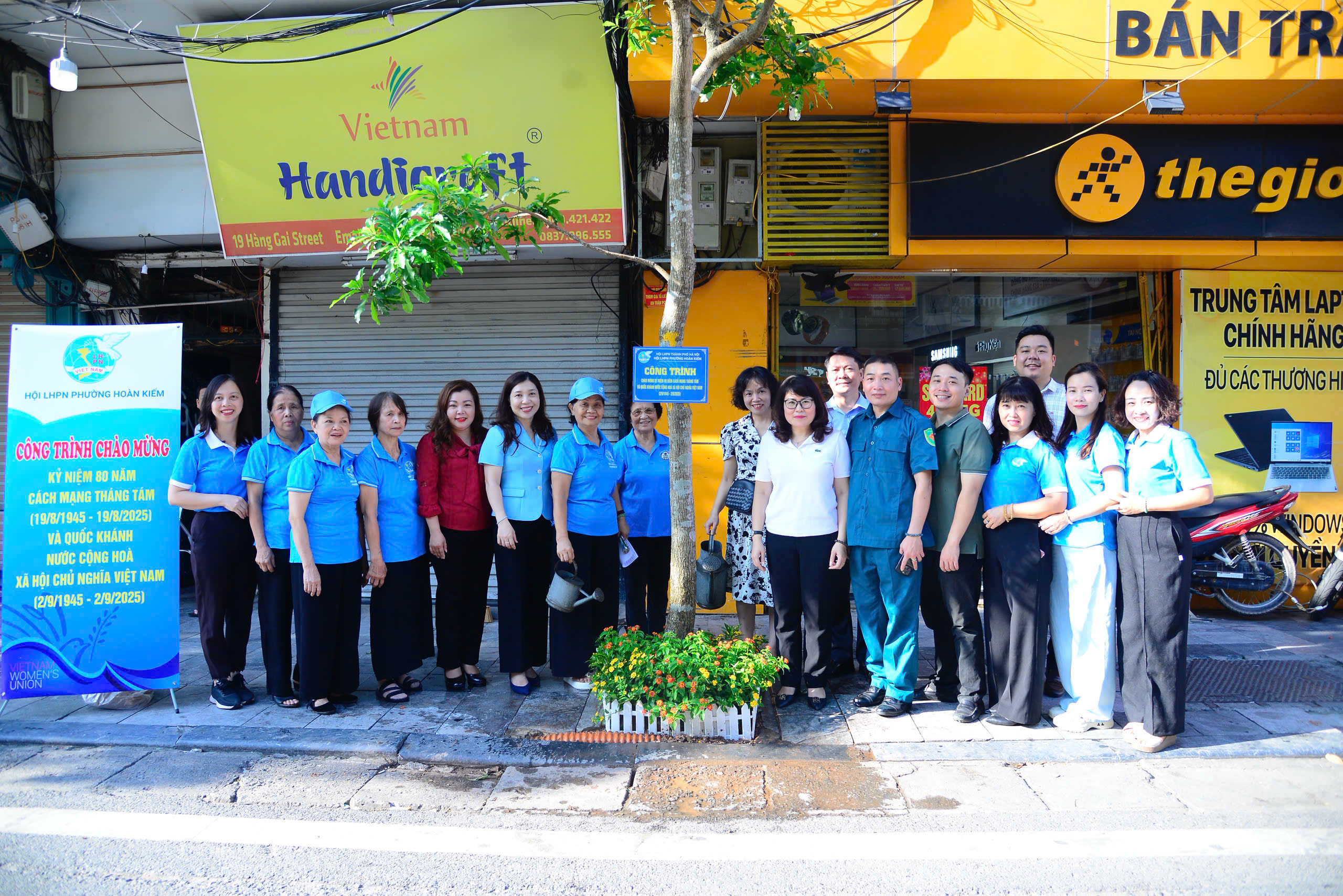 Hội LHPN phường Hoàn Kiếm ra quân tổng vệ sinh môi trường, nghiệm thu 2 công trình cây xanh - ảnh 1