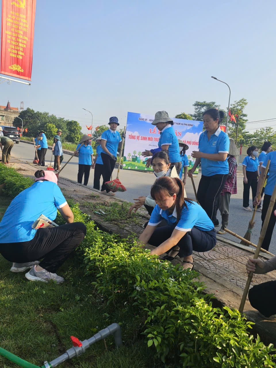 Xã Phù Đổng ra quân tổng vệ sinh môi trường, lan tỏa mạnh mẽ thông điệp Hà Nội “Sáng - Xanh - Sạch - Đẹp” - ảnh 6