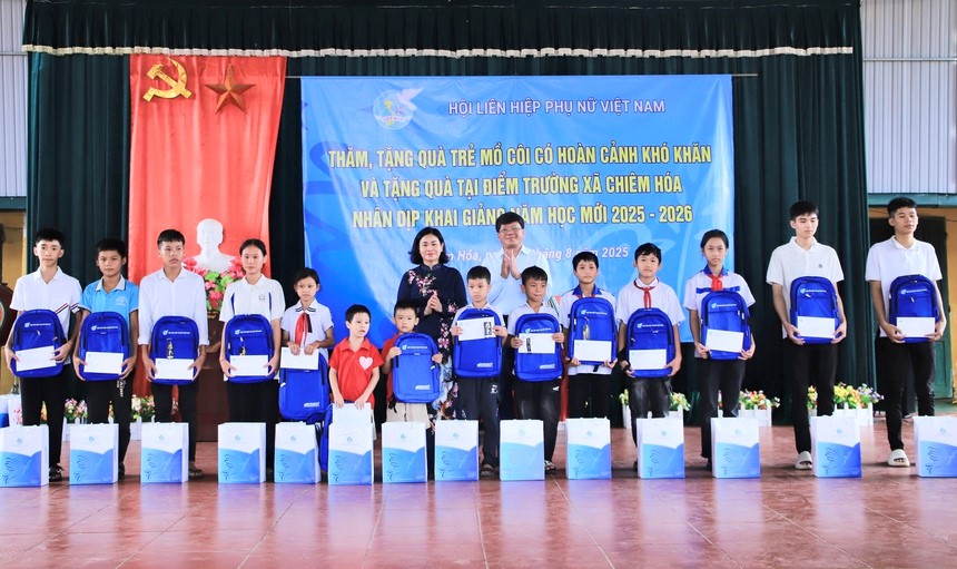 Hội LHPN Việt Nam về nguồn tại Tuyên Quang, tặng quà trẻ em có hoàn cảnh khó khăn - ảnh 2
