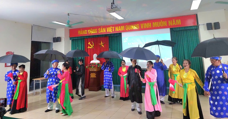 Hội LHPN phường Việt Hưng ra mắt Câu lạc bộ Dân ca chào mừng Đại hội đảng bộ phường - ảnh 2