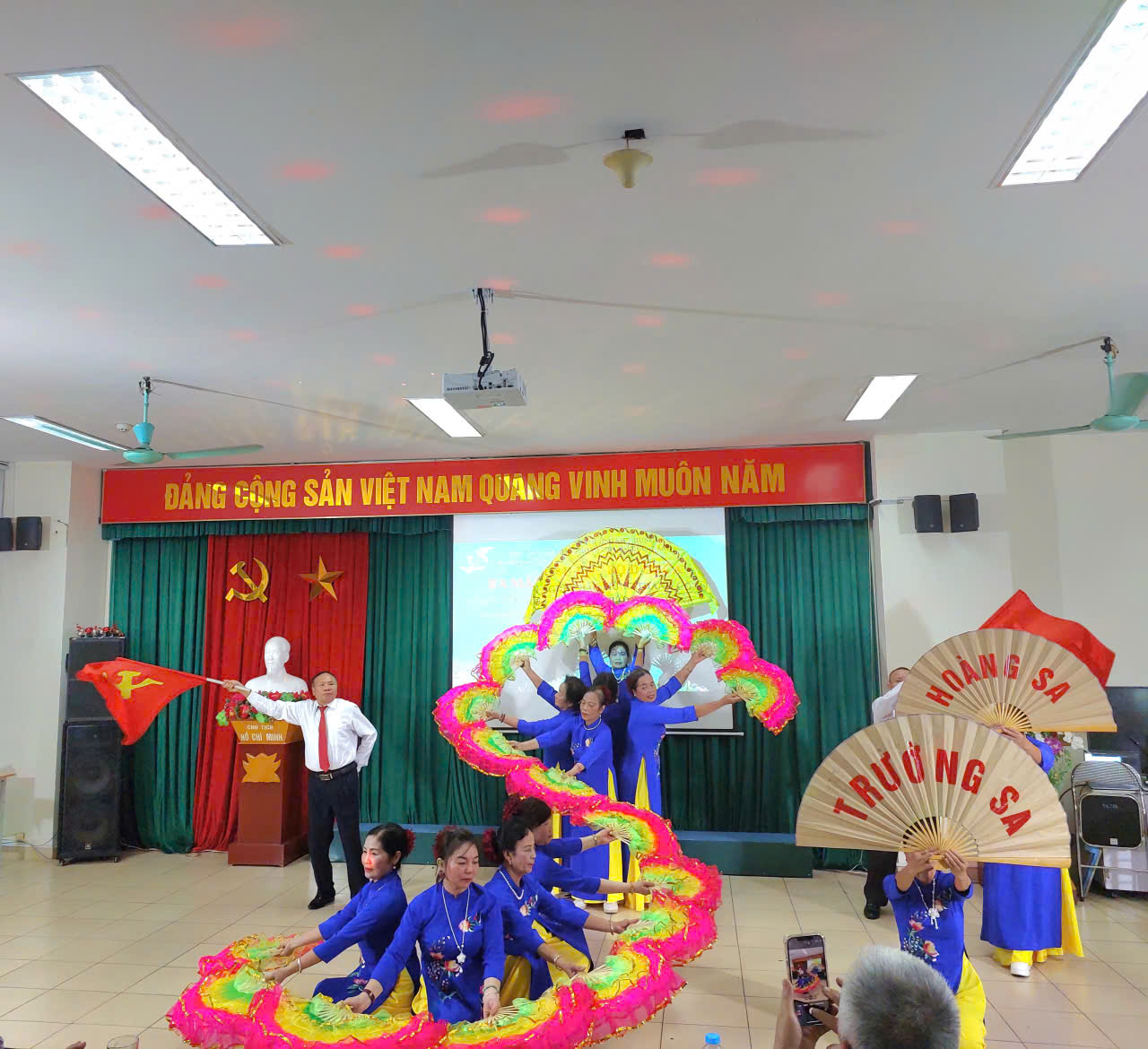 Hội LHPN phường Việt Hưng ra mắt Câu lạc bộ Dân ca chào mừng Đại hội đảng bộ phường - ảnh 3