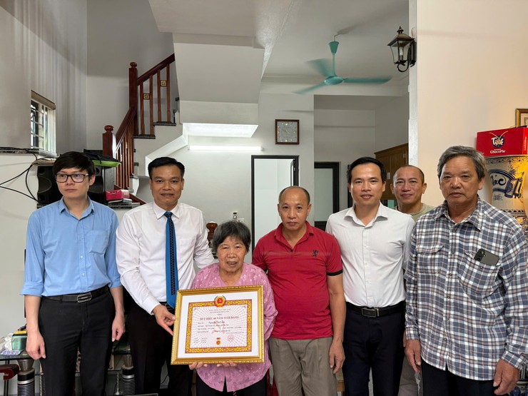 Xã Thuận An: Trao tặng Huy hiệu Đảng cho đảng viên lão thành dịp 2/9 - ảnh 2