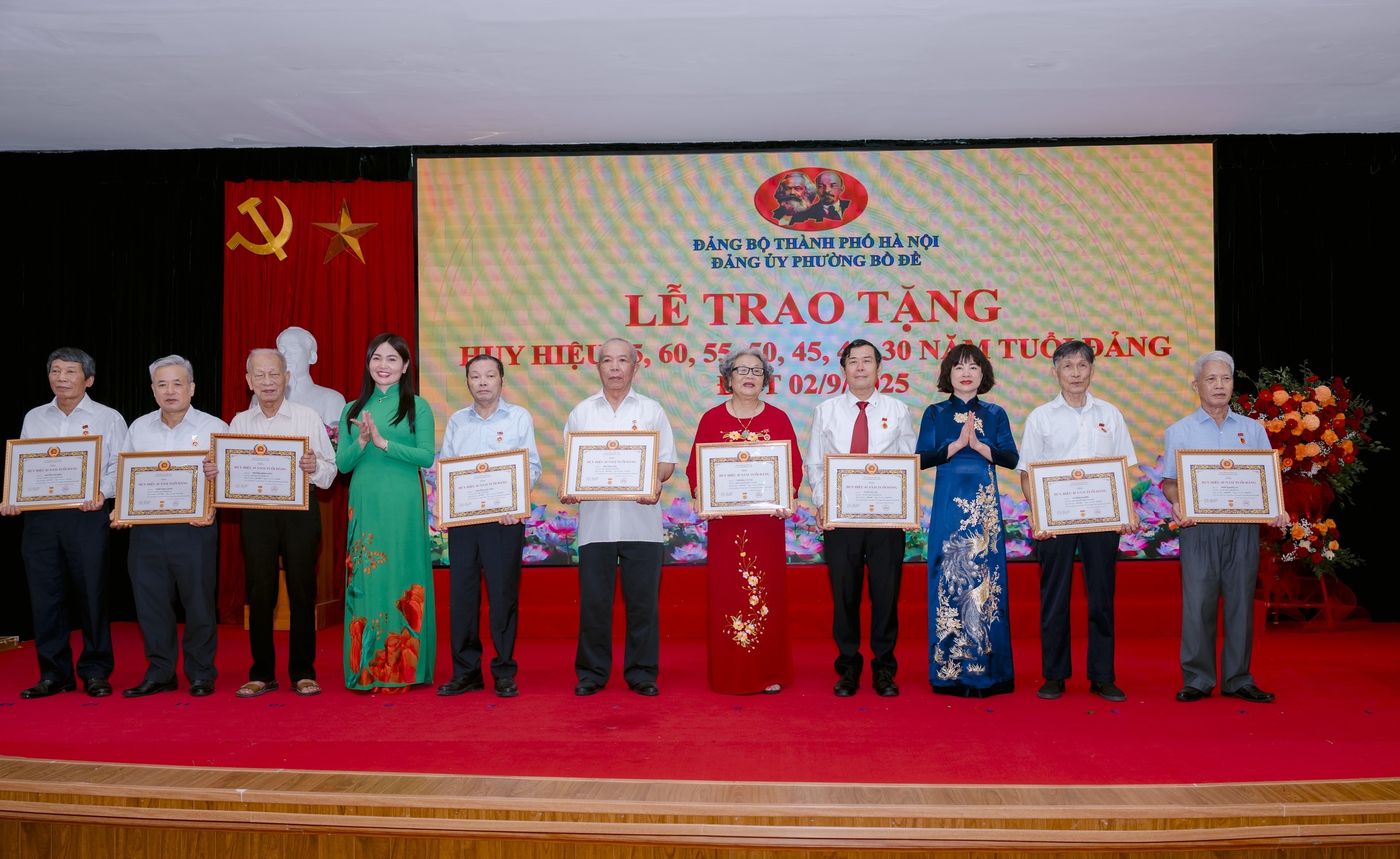 Đảng ủy phường Bồ Đề trao tặng Huy hiệu Đảng đợt 2/9/2025 cho các đảng viên lão thành - ảnh 1