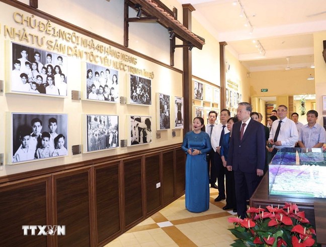 Tổng Bí thư Tô Lâm dâng hương tưởng niệm Chủ tịch Hồ Chí Minh tại Di tích nhà số 48 Hàng Ngang - ảnh 6