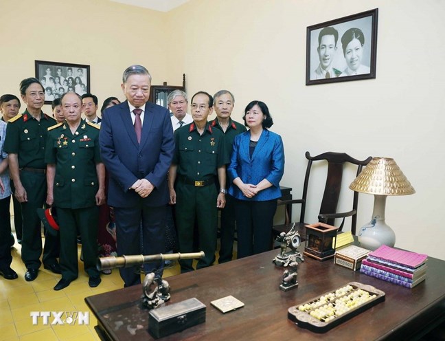 Tổng Bí thư Tô Lâm dâng hương tưởng niệm Chủ tịch Hồ Chí Minh tại Di tích nhà số 48 Hàng Ngang - ảnh 4