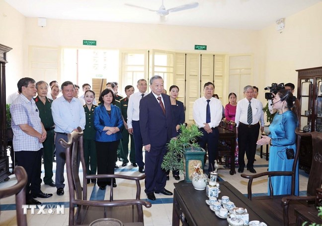 Tổng Bí thư Tô Lâm dâng hương tưởng niệm Chủ tịch Hồ Chí Minh tại Di tích nhà số 48 Hàng Ngang - ảnh 7
