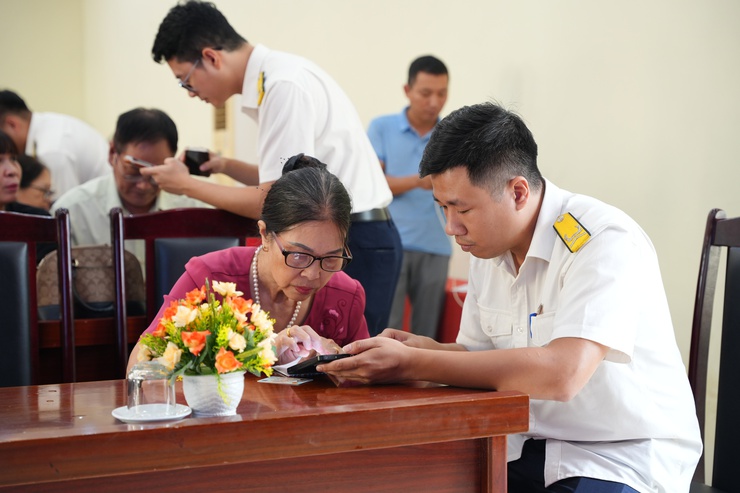 UBND xã Phù Đổng: Ứng dụng công nghệ trong công tác thu nộp thuế sử dụng thuế đất phi nông nghiệp năm 2025 - ảnh 2
