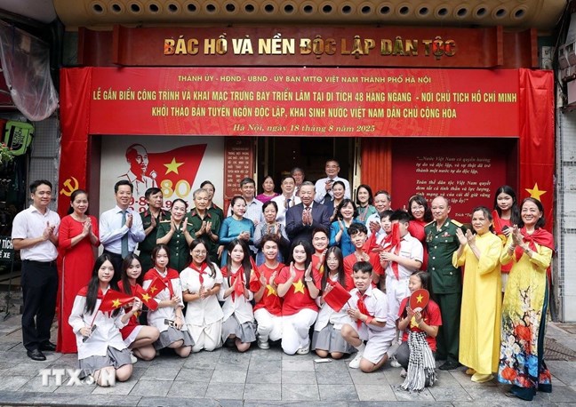 Tổng Bí thư Tô Lâm dâng hương tưởng niệm Chủ tịch Hồ Chí Minh tại Di tích nhà số 48 Hàng Ngang - ảnh 10