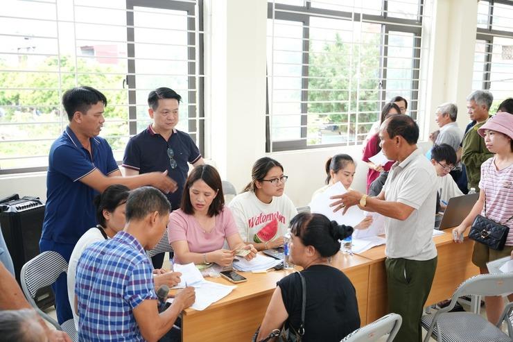Xã Phù Đổng, TP Hà Nội: Người dân phấn khởi nhận phần quà 100.000 đồng - ảnh 1