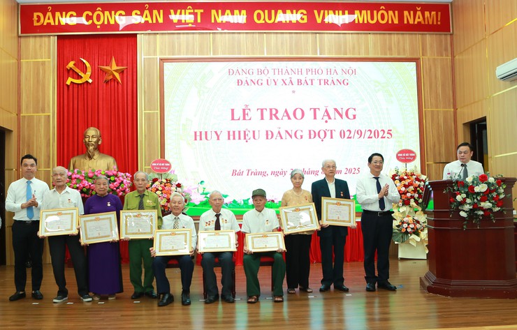 Đảng bộ xã Bát Tràng, TP Hà Nội trao Huy hiệu Đảng cho các đảng viên nhân kỷ niệm Quốc khánh 2/9 - ảnh 2