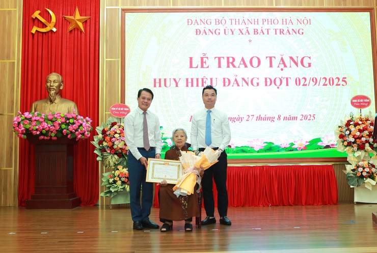 Đảng bộ xã Bát Tràng, TP Hà Nội trao Huy hiệu Đảng cho các đảng viên nhân kỷ niệm Quốc khánh 2/9 - ảnh 1