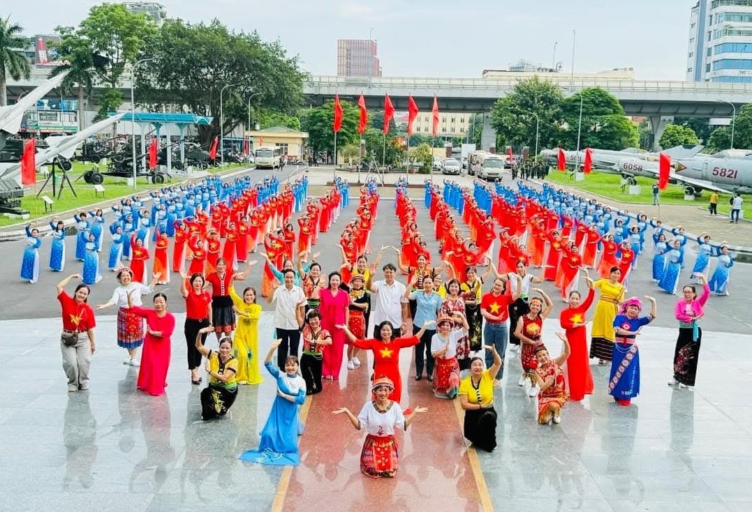 Những hình ảnh đẹp của Phụ nữ Thủ đô thời đại mới “Trung hậu-Sáng tạo-Đảm đang-Thanh lịch” - ảnh 5