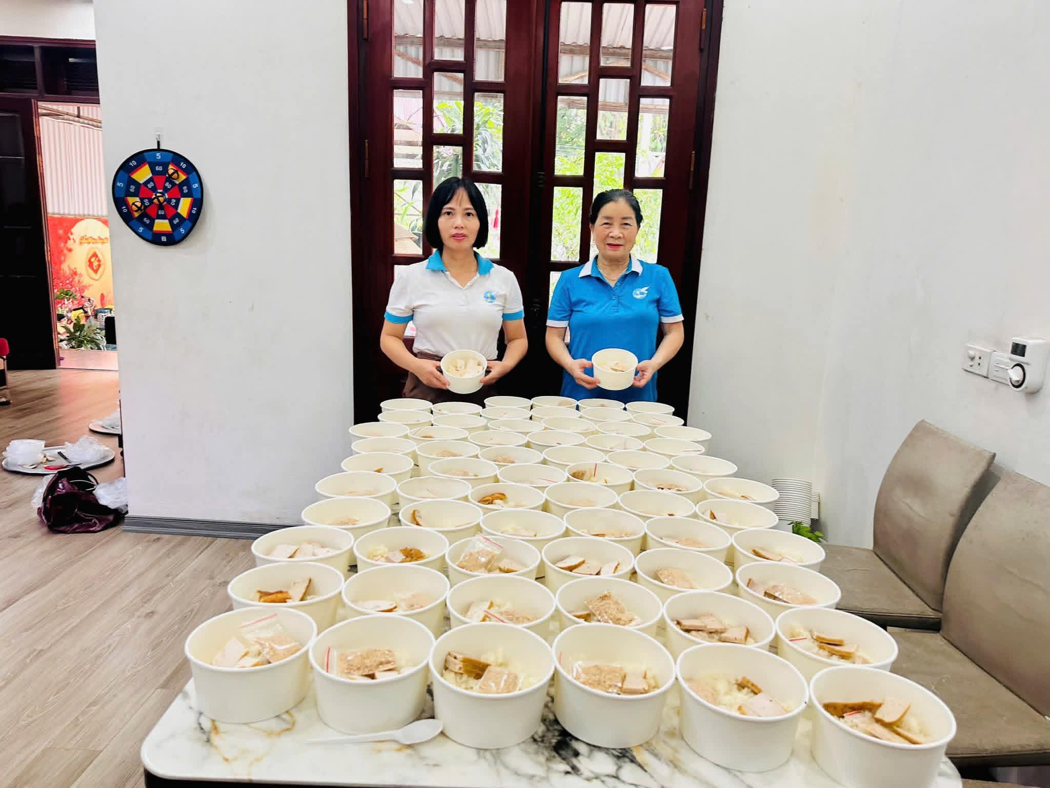 Phụ nữ phường Việt Hưng, Hà Nội đồng hành hỗ trợ lực lượng làm nhiệm vụ A80 - ảnh 10