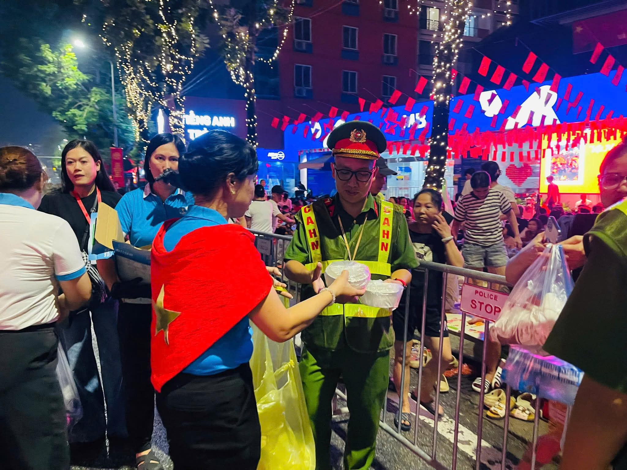 Phụ nữ phường Việt Hưng, Hà Nội đồng hành hỗ trợ lực lượng làm nhiệm vụ A80 - ảnh 3