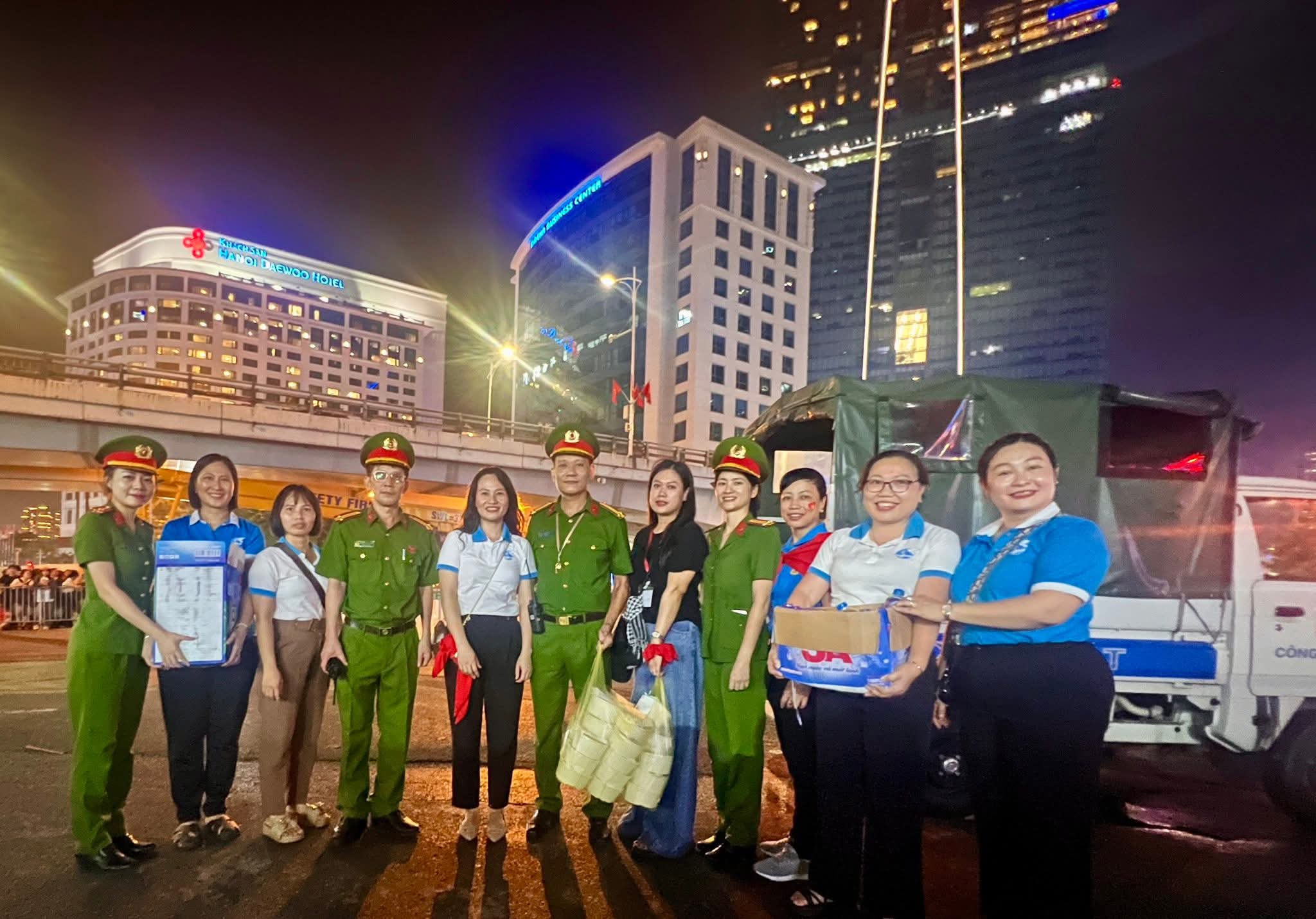 Phụ nữ phường Việt Hưng, Hà Nội đồng hành hỗ trợ lực lượng làm nhiệm vụ A80 - ảnh 6