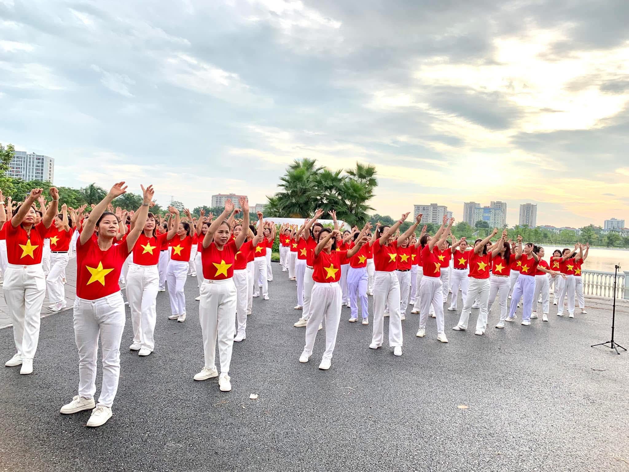 Phụ nữ phường Việt Hưng, Hà Nội đồng hành hỗ trợ lực lượng làm nhiệm vụ A80 - ảnh 12