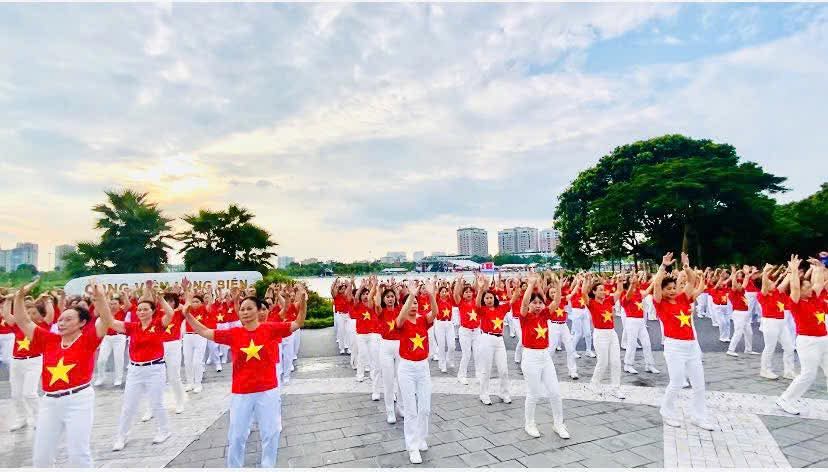 Phụ nữ phường Việt Hưng, Hà Nội đồng hành hỗ trợ lực lượng làm nhiệm vụ A80 - ảnh 14
