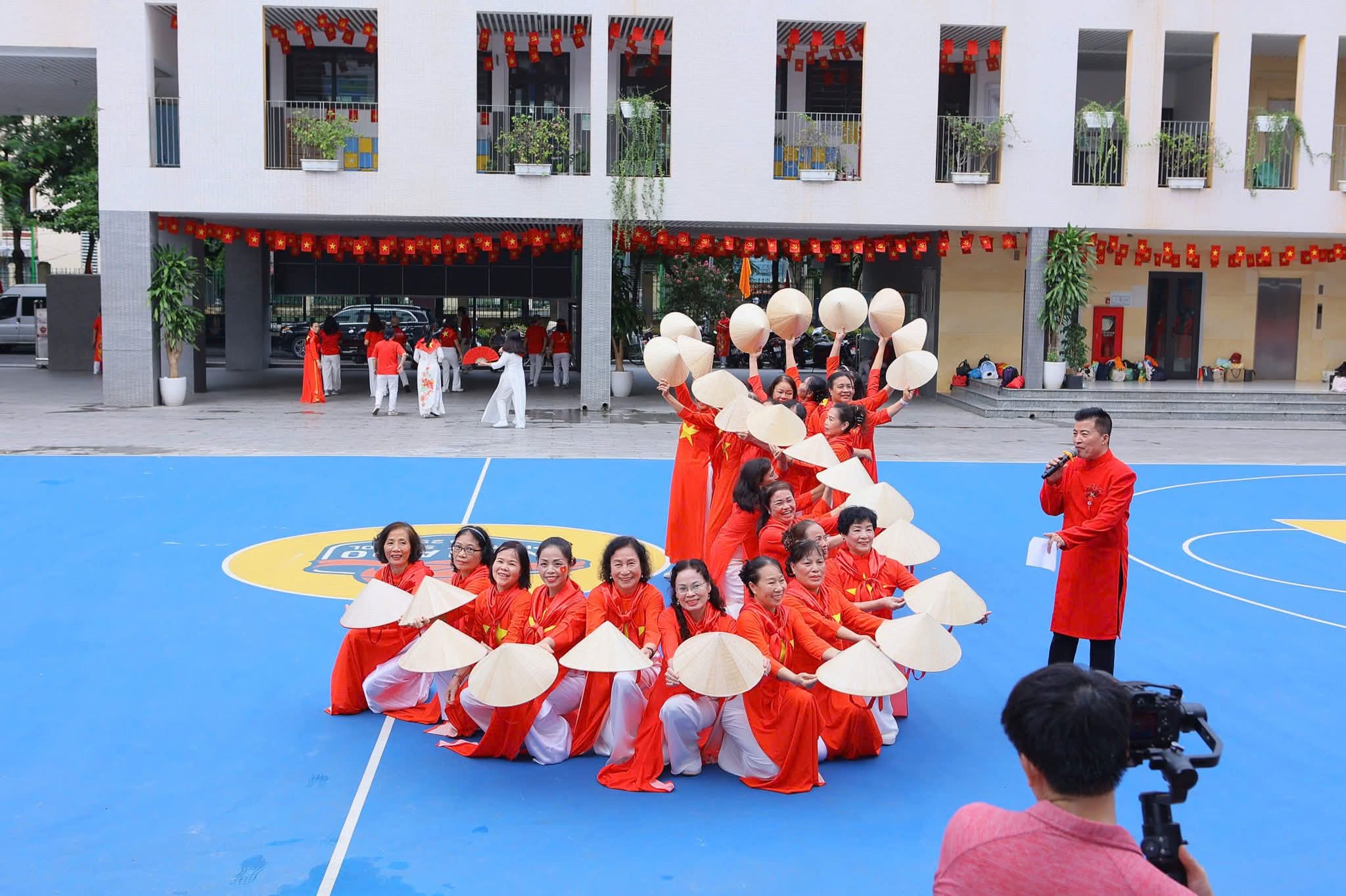 Những hình ảnh đẹp của Phụ nữ Thủ đô thời đại mới “Trung hậu-Sáng tạo-Đảm đang-Thanh lịch” - ảnh 6