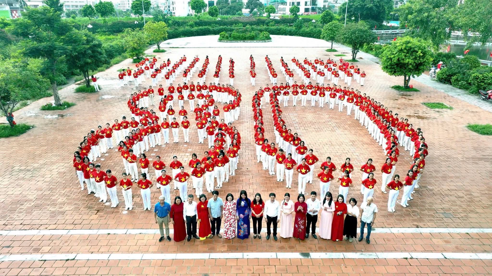 Những hình ảnh đẹp của Phụ nữ Thủ đô thời đại mới “Trung hậu-Sáng tạo-Đảm đang-Thanh lịch” - ảnh 1